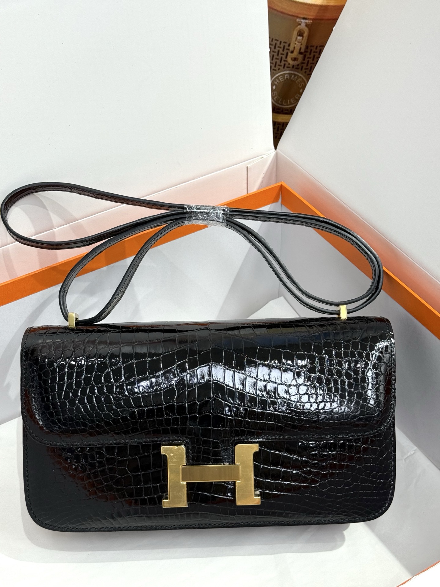 NO:763907,Actual shot of Kangkang 26 stewardess bag, black/gold, imported glossy American crocodile skin, imported sheepskin lining, fully hand-stitched with beeswax thread, all-steel hardware, Hermes, sheepskin, crocodile skin, Hermes,19860909现货实拍康康26空姐包 黑色/金 进口亮面美洲鳄鱼皮 内里配进口羊皮 全手缝蜜蜡线 全钢五金,爱马仕,hermes,sheepskin,crocodile skin,Hermes,,Bag