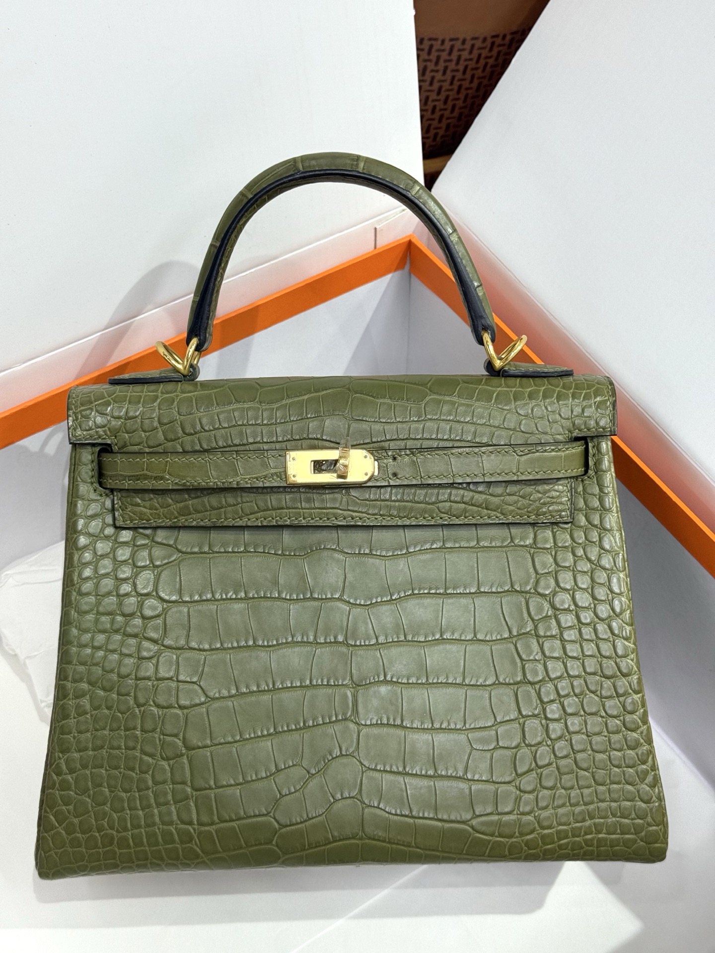 NO:811947,New arrivals Kelly 25 olive green imported hc matte American crocodile leather three matching leathers imported sheepskin lining all steel hardware hand nailed top hand sewing wax thread, Hermes, hermes, sheepskin, crocodile skin, Hermes,19860909新出现货凯莉 kelly 25 橄榄绿 进口hc雾面美洲鳄鱼皮 对版三张皮 内里配进口羊皮 全钢五金 手打钉 顶级手缝蜡线,爱马仕,hermes,sheepskin,crocodile skin,Hermes,,Bag