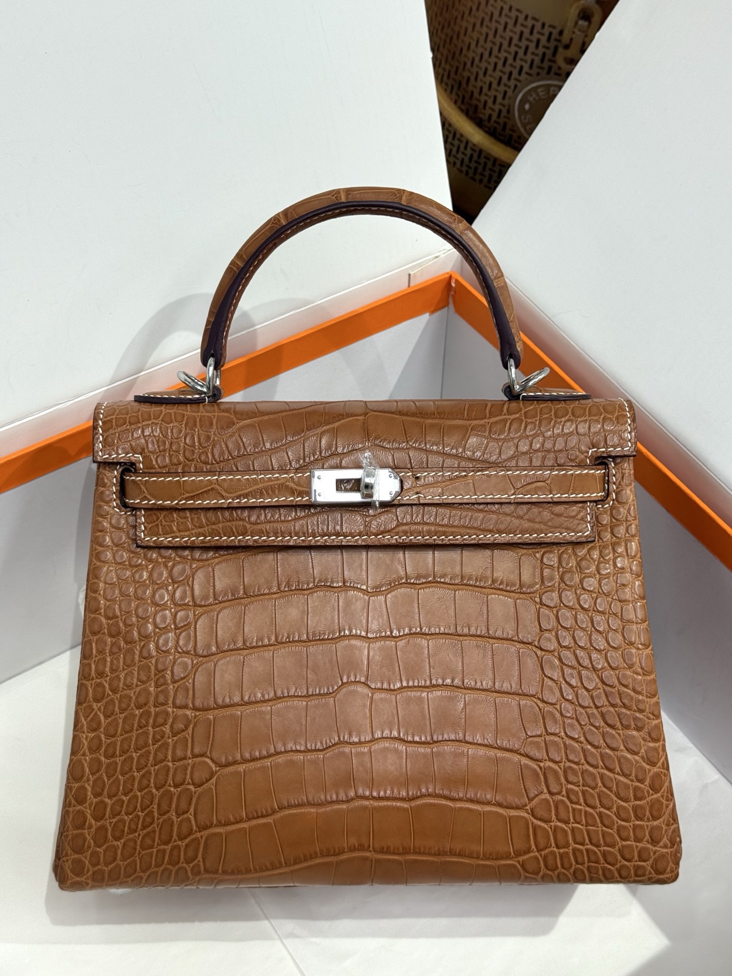 NO:852463,kelly25 imported American matte crocodile skin, saddle color white thread, made of three matching leathers, with imported sheepskin serial number K engraved on the inside, a full set of hand nailed hardware [color], Hermes, hermes, sheepskin, crocodile skin, Hermes,19860909kelly25进口美洲雾面鳄鱼皮,马鞍色白线,对版三张皮制作,内里配进口羊皮序列号K刻,全套手打钉五金[色],爱马仕,hermes,sheepskin,crocodile skin,Hermes,,Bag