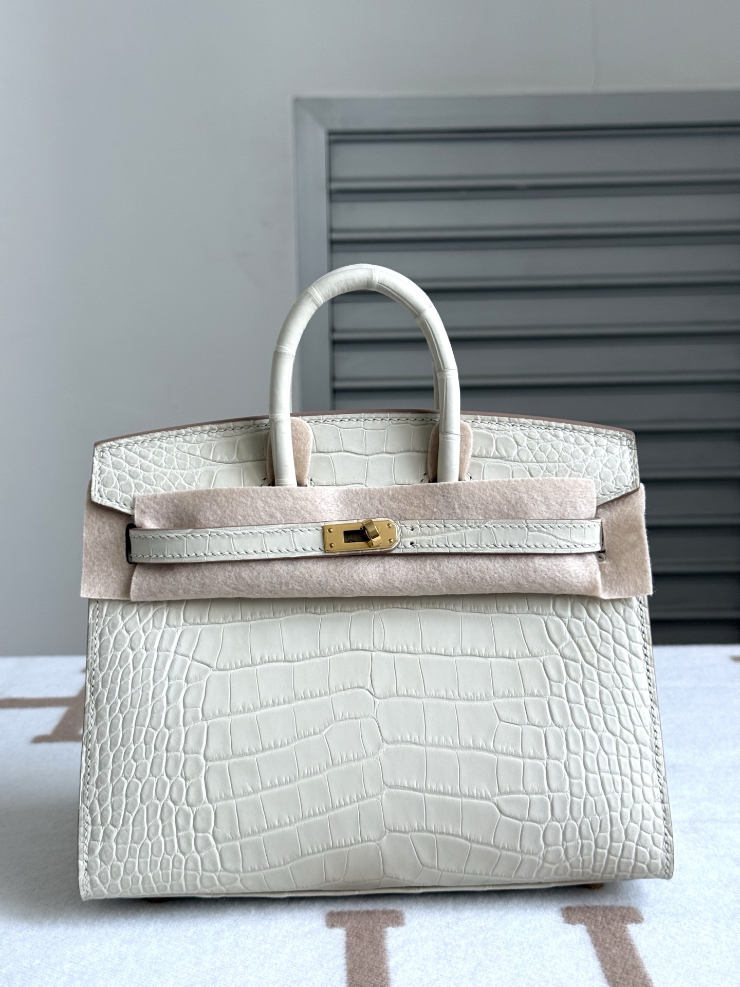 NO:713915,Actual Birkin 20 in stock, glacier white/gold buckle, imported American matte crocodile skin, three front belly cuts, all-steel hardware, hand-made copper nails, imported sheepskin lining, hand-stitched wax thread, Hermes, hermes, sheepskin, crocodile skin, Hermes,19860909现货实拍Birkin20 冰川白/金扣 进口美洲雾面鳄鱼皮 三张正肚皮开料 全钢五金 手打铜钉 内里配进口羊皮 手缝蜡线,爱马仕,hermes,sheepskin,crocodile skin,Hermes,,Bag