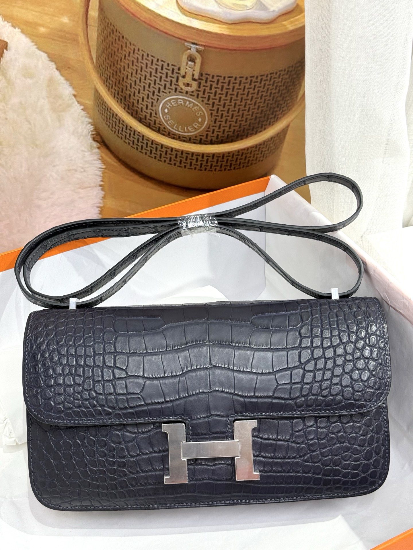 NO:763904,Actual shot of Kangkang 26 stewardess bag, deep sea blue/silver buckle, imported matte American crocodile skin, imported sheepskin lining, fully hand-stitched beeswax thread, all-steel hardware, Hermes, hermes, sheepskin, crocodile skin, Hermes,19860909现货实拍康康26空姐包 深海蓝/银扣 进口雾面美洲鳄鱼皮 内里配进口羊皮 全手缝蜜蜡线 全钢五金,爱马仕,hermes,sheepskin,crocodile skin,Hermes,,Bag