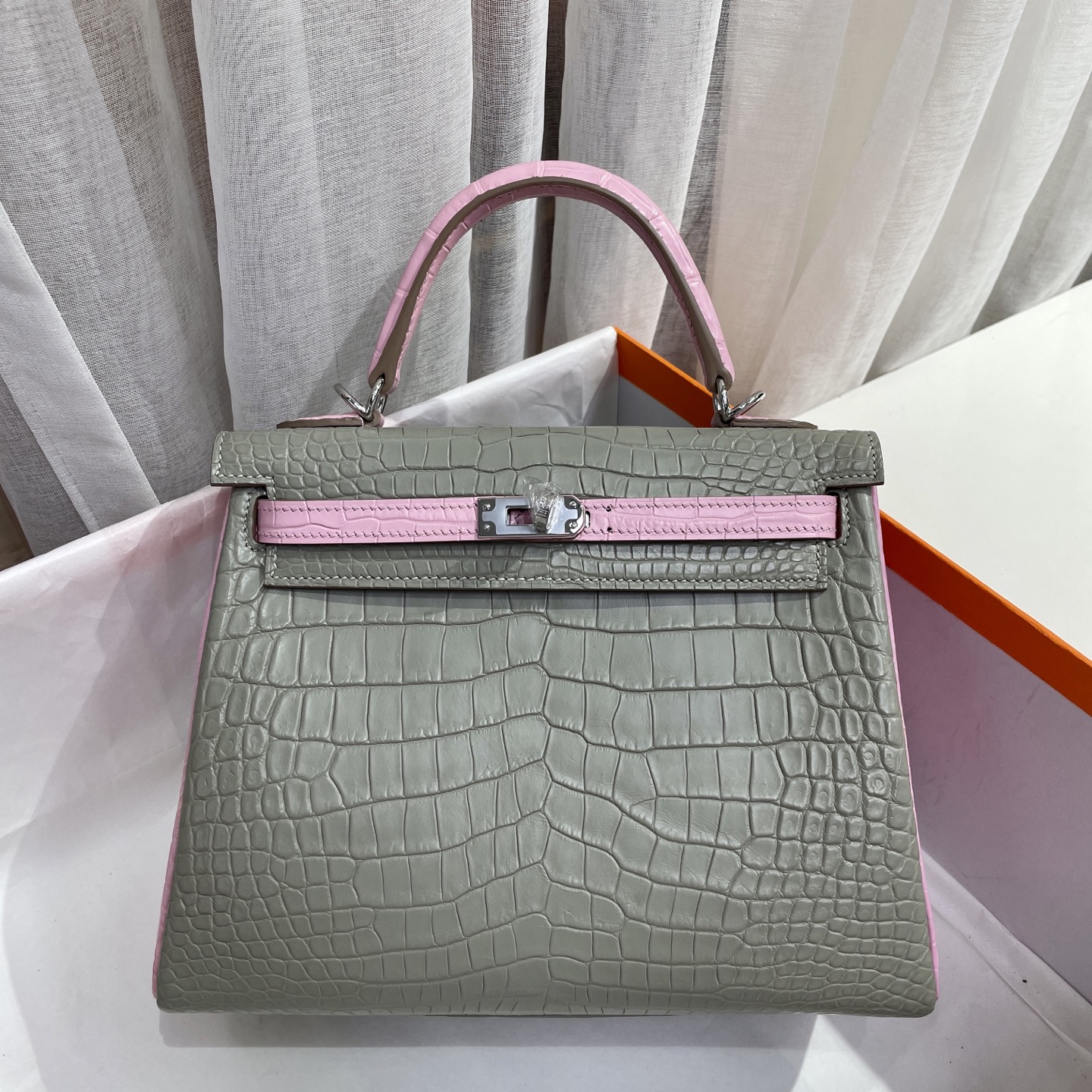 NO:852556,Kelly kelly25 imported matte crocodile skin, made of three pieces of leather, hand-stitched with wax thread, gray with pink silver buckle [color], Hermes, hermes, crocodile skin, Hermes,19860909凯莉kelly25进口雾面鳄鱼皮 三张皮制做 手缝蜡线 灰色拼粉色银扣[色],爱马仕,hermes,crocodile skin,Hermes,,Bag