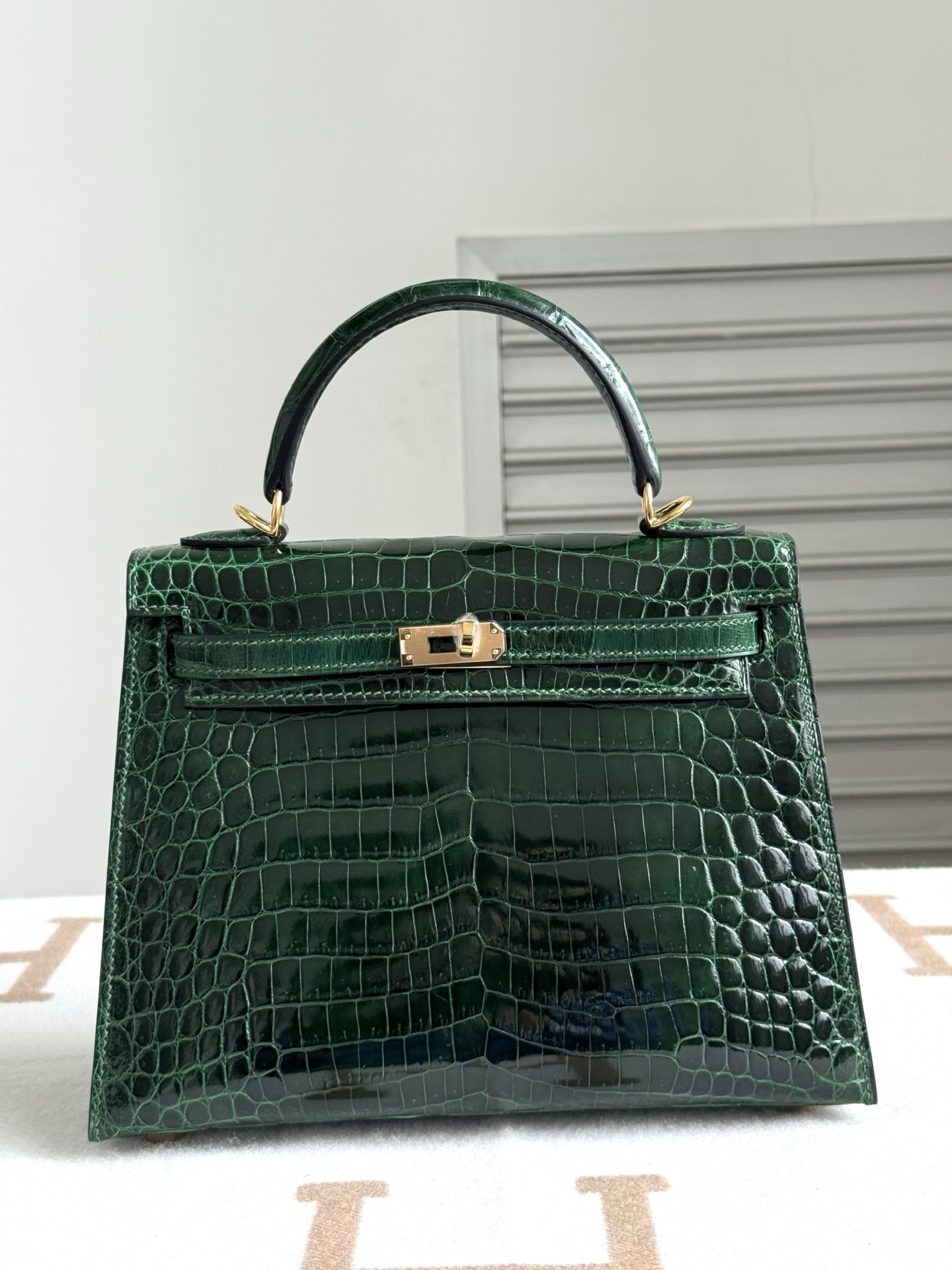 NO:852512,kelly25 imported Nile shiny crocodile skin, emerald green, imported sheepskin lining, hand nailed hardware [color], Hermes, hermes, sheepskin, crocodile skin, Hermes,19860909kelly25进口尼罗亮面鳄鱼皮,祖母绿色,内里配进口羊皮,手打钉五金[色],爱马仕,hermes,sheepskin,crocodile skin,Hermes,,Bag