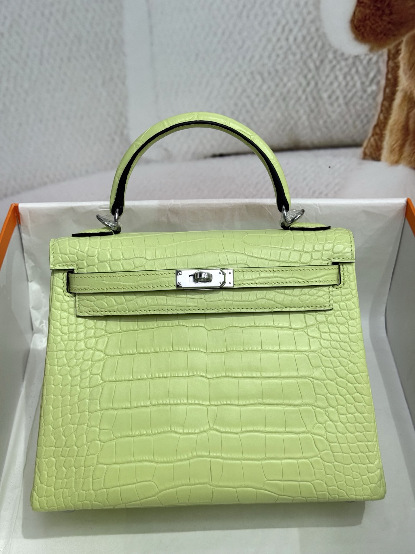 NO:852545,Kelly kelly25 imported American matte crocodile skin, R9 bud green, three skins on the belly, imported sheepskin lining, hand-stitched wax thread, Hermes, hermes, sheepskin, crocodile skin, Hermes,19860909凯莉kelly25进口美洲雾面鳄鱼皮,R9嫩芽绿色,正肚三张皮开料,内里配进口羊皮,手缝蜡线,爱马仕,hermes,sheepskin,crocodile skin,Hermes,,Bag