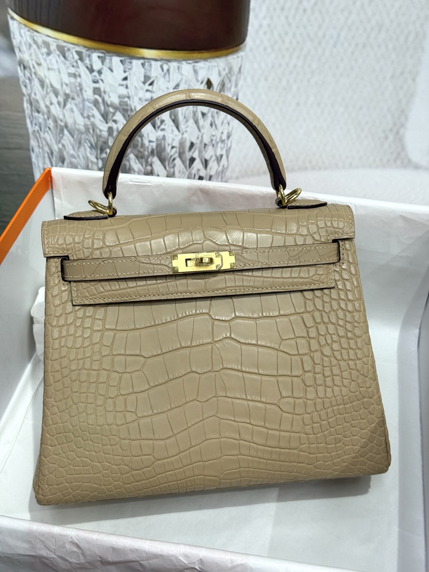 NO:852532,Kelly kelly25 imported American matte crocodile skin, OM milk tea color, three-piece belly leather, imported sheepskin lining, hand-stitched wax thread, Hermes, hermes, sheepskin, crocodile skin, Hermes,19860909凯莉kelly25进口美洲雾面鳄鱼皮,OM奶茶色,正肚三张皮开料,内里配进口羊皮,手缝蜡线,爱马仕,hermes,sheepskin,crocodile skin,Hermes,,Bag