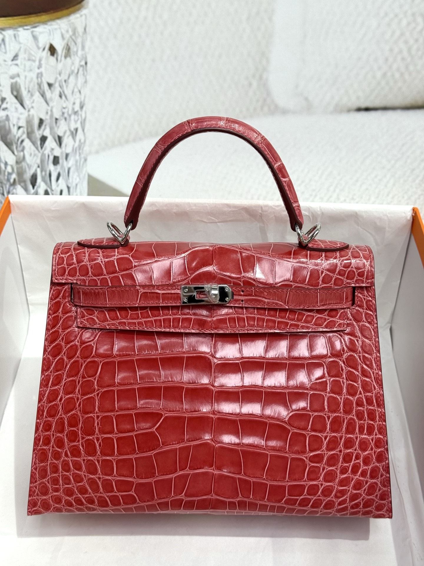 NO:811939,New arrival Kelly 25 extreme pink imported hc glossy American crocodile leather three matching leathers imported sheepskin lining all steel hardware hand nailed top hand sewing wax thread, Hermes, hermes, sheepskin, crocodile skin, Hermes,19860909新出现货凯莉 kelly 25 极致粉 进口hc亮面美洲鳄鱼皮 对版三张皮 内里配进口羊皮 全钢五金 手打钉 顶级手缝蜡线,爱马仕,hermes,sheepskin,crocodile skin,Hermes,,Bag