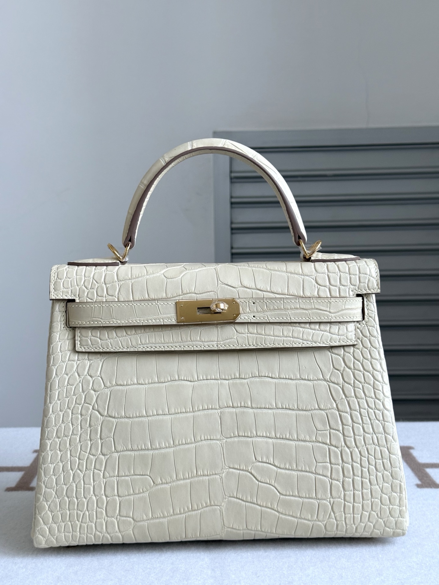 NO:811651,Actual shot of Kelly kelly28, vanilla color/gold, imported American matte crocodile skin, three belly leather cuts, full set of hand-nailed hardware, imported sheepskin lining, hand-stitched wax thread, Hermes, hermes, sheepskin, crocodile skin, Hermes,19860909现货实拍凯莉kelly28 香草色/金 进口美洲雾面鳄鱼皮 三张正肚子皮开料 全套手打钉五金 内里进口羊皮内里 手缝蜡线,爱马仕,hermes,sheepskin,crocodile skin,Hermes,,Bag