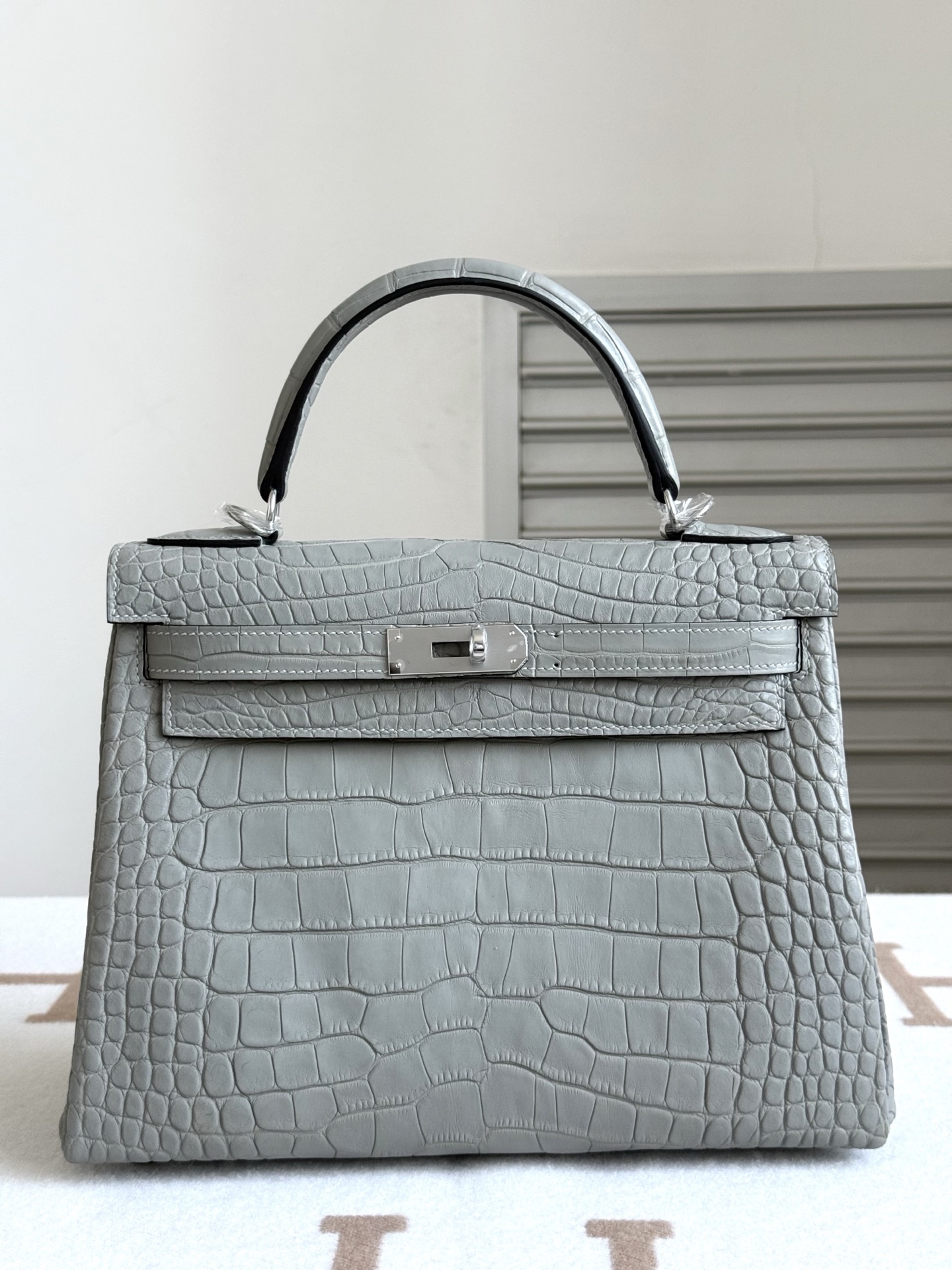 NO:811647,Actual shot of Kelly kelly28, pearl gray/silver, imported American matte crocodile skin, three belly leather cuts, full set of hand nailed hardware, imported sheepskin lining, hand-stitched wax thread, Hermes, hermes, sheepskin, crocodile skin, Hermes,19860909现货实拍凯莉kelly28 珍珠灰/银 进口美洲雾面鳄鱼皮 三张正肚子皮开料 全套手打钉五金 内里进口羊皮内里 手缝蜡线,爱马仕,hermes,sheepskin,crocodile skin,Hermes,,Bag