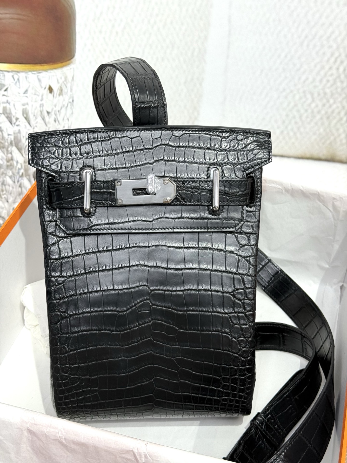Hermès is a rare leather for high-end players. Imported matte crocodile leather HAC A DOS has finally released a bag that is more attractive in a