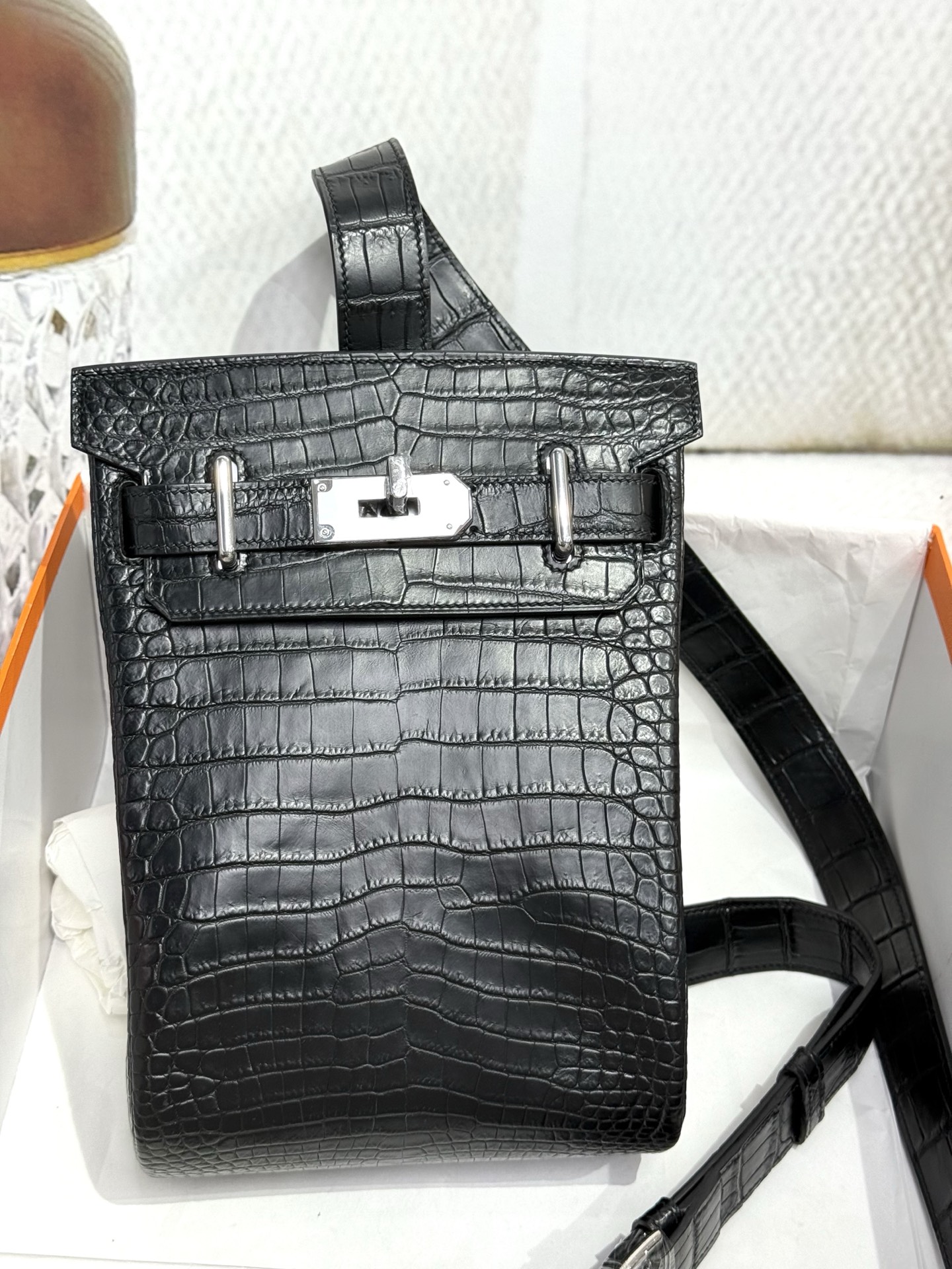 Hermès is a rare leather for high-end players. Imported matte crocodile leather HAC A DOS has finally released a bag that is more attractive in a