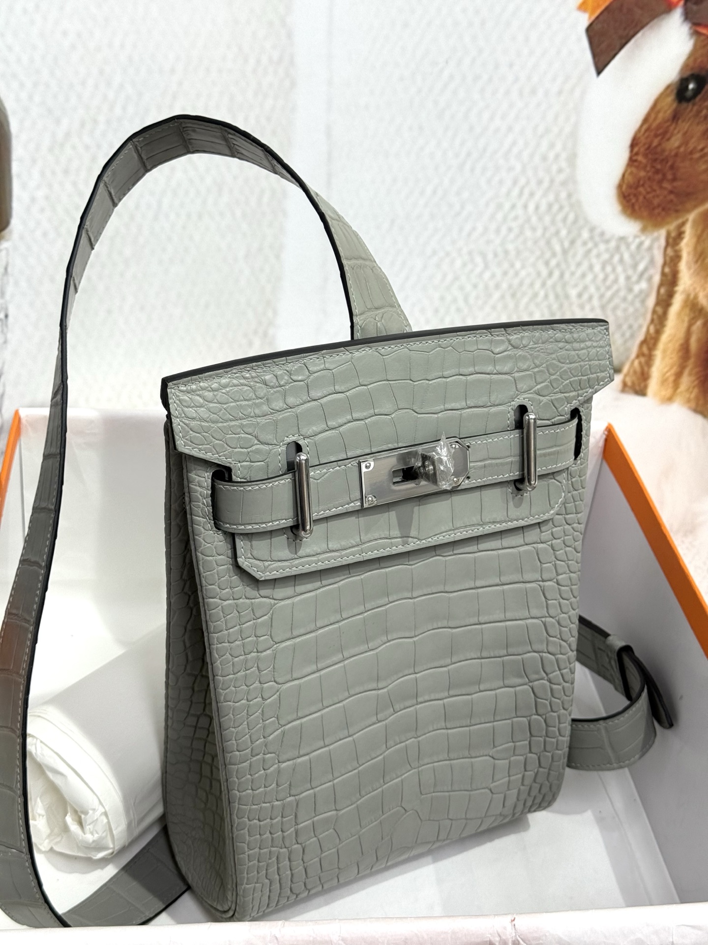 Hermès has rare skins for high-end players, imported American matte crocodile skin HAC A DOS, and finally released a more attractive bag besides
