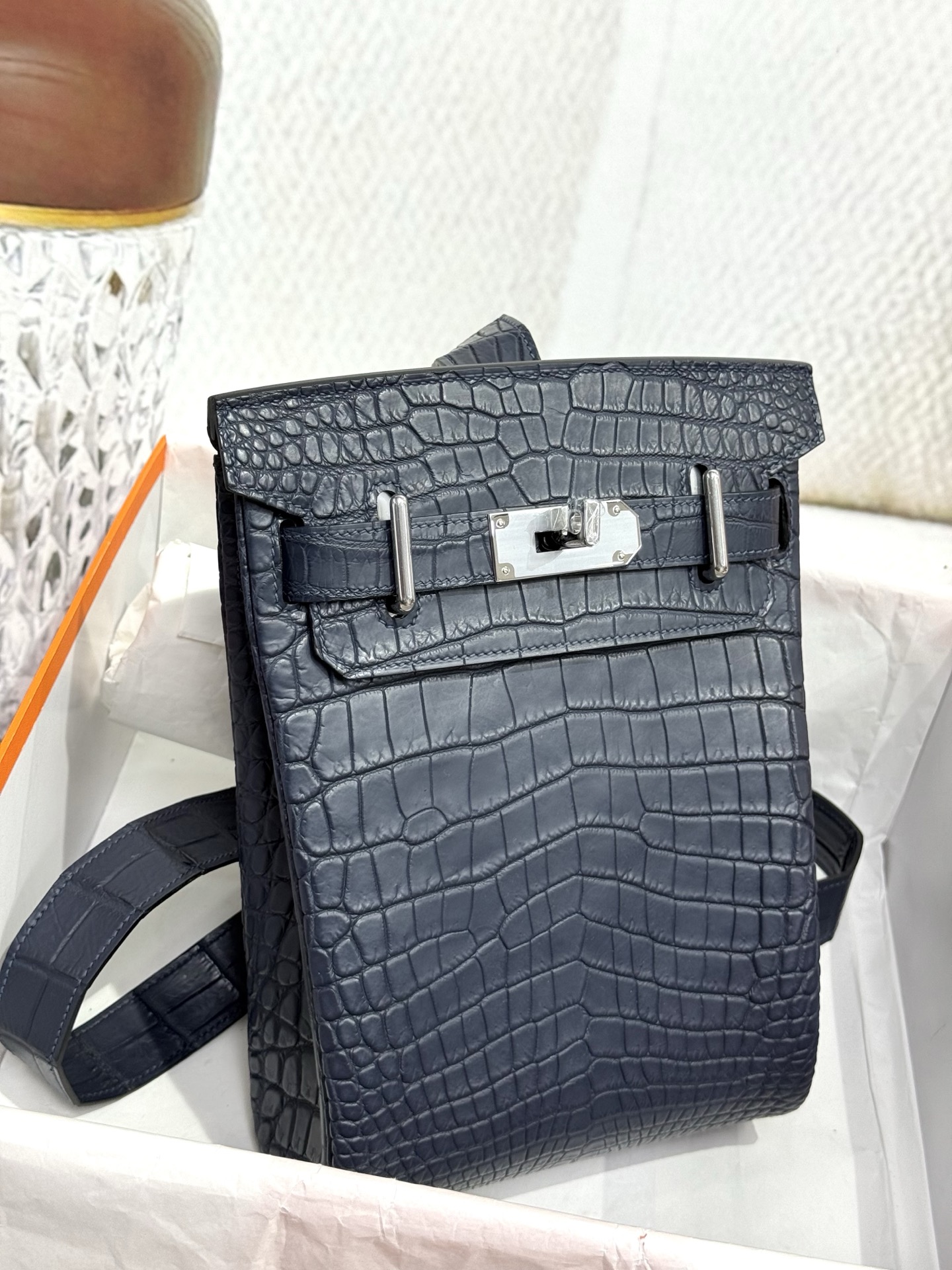 Hermès is a rare leather for high-end players. Imported matte crocodile leather HAC A DOS has finally released a bag that is more attractive in a