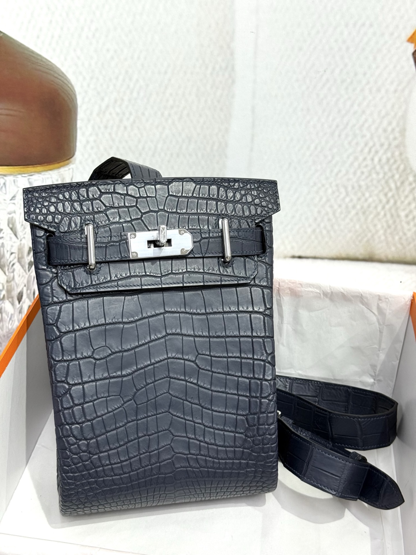 Hermès is a rare leather for high-end players. Imported matte crocodile leather HAC A DOS has finally released a bag that is more attractive in a