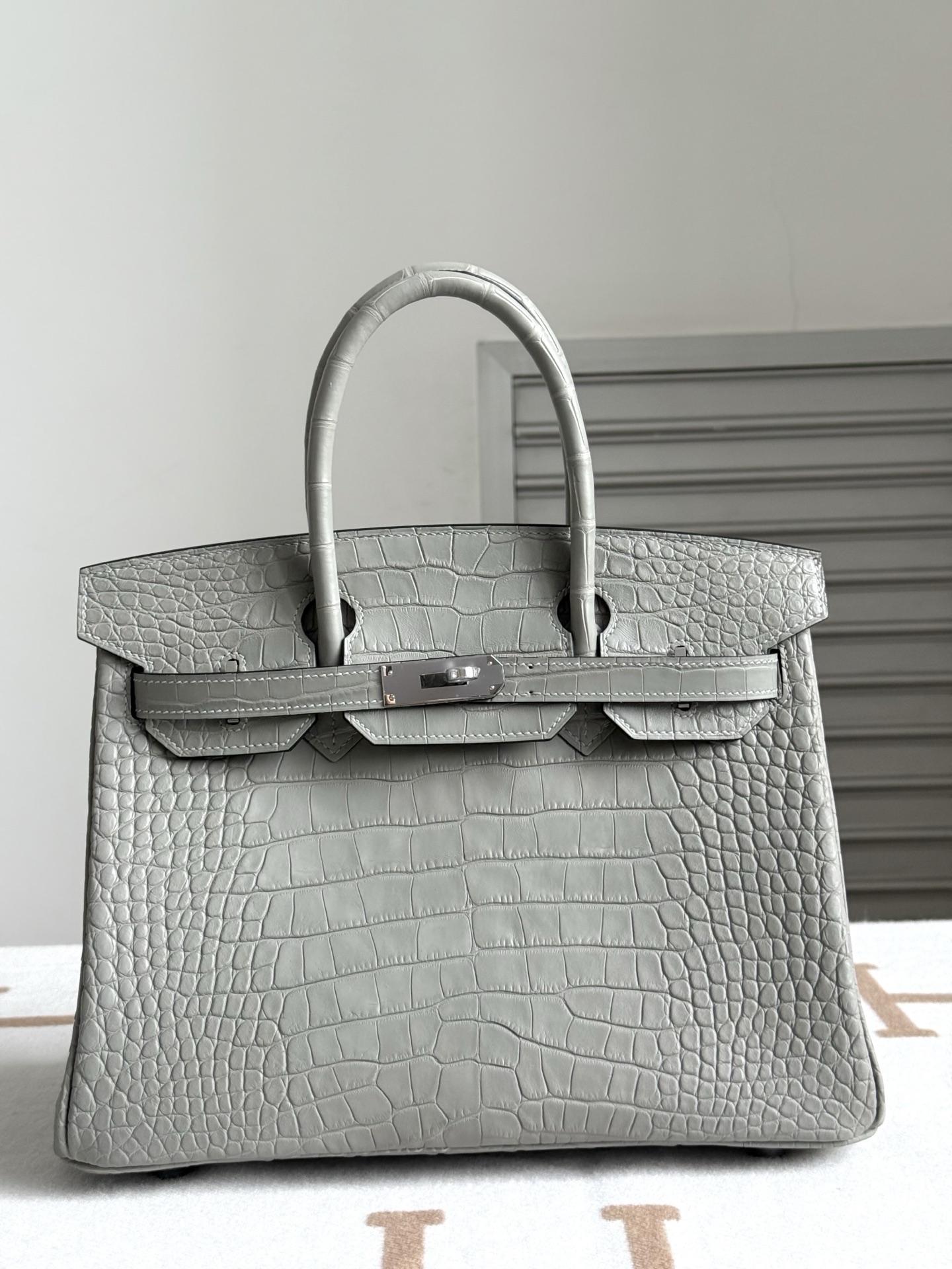 Hermès high-end player's rare leather, imported matte square American crocodile leather birkin30, pearl gray, hand-stitched with beeswax thread,