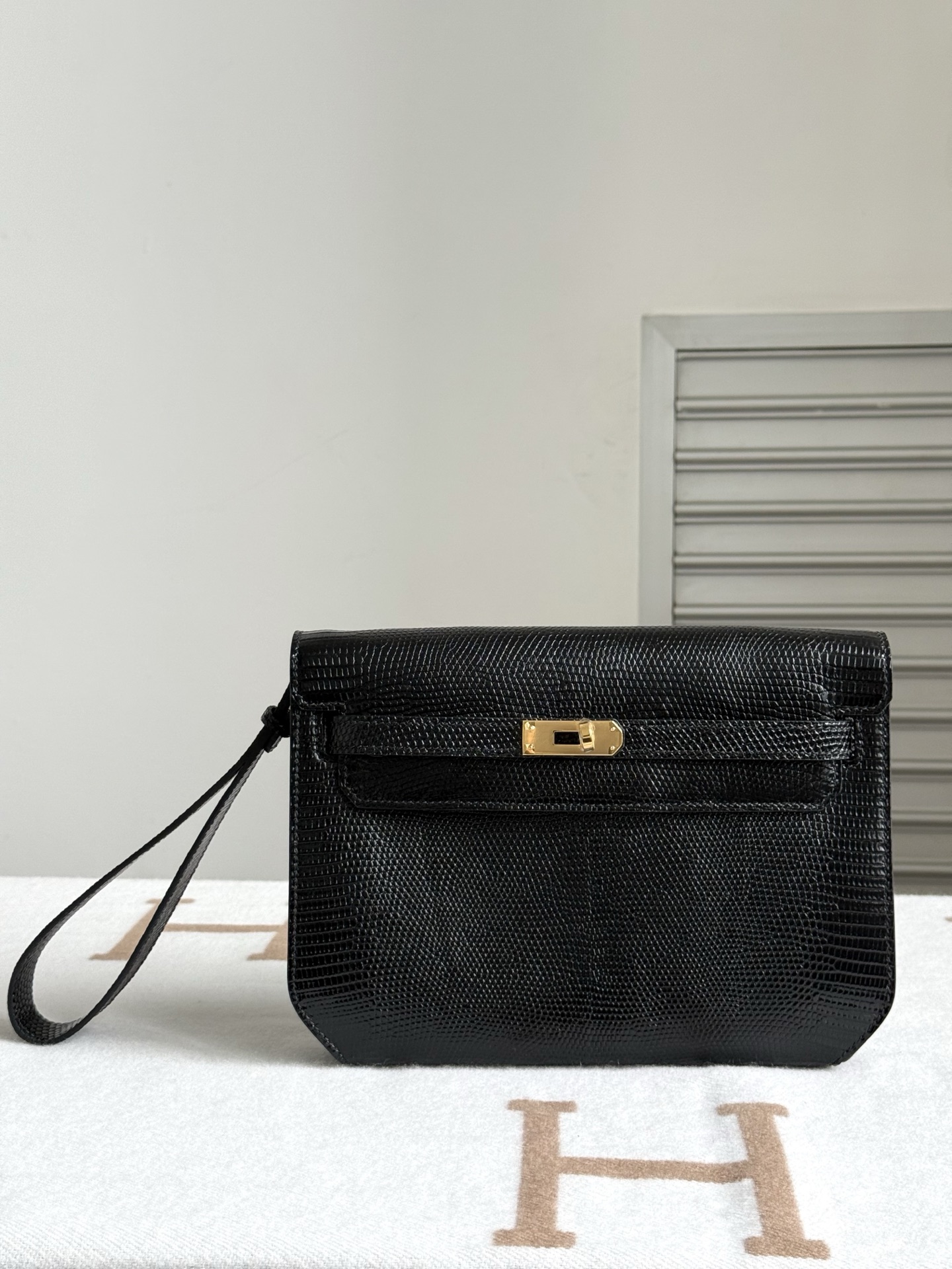 Hermès high-end player rare leather Kelly depeches 25cm clutch imported HCP glossy lizard leather black, full set of hand-nailed hardware, import