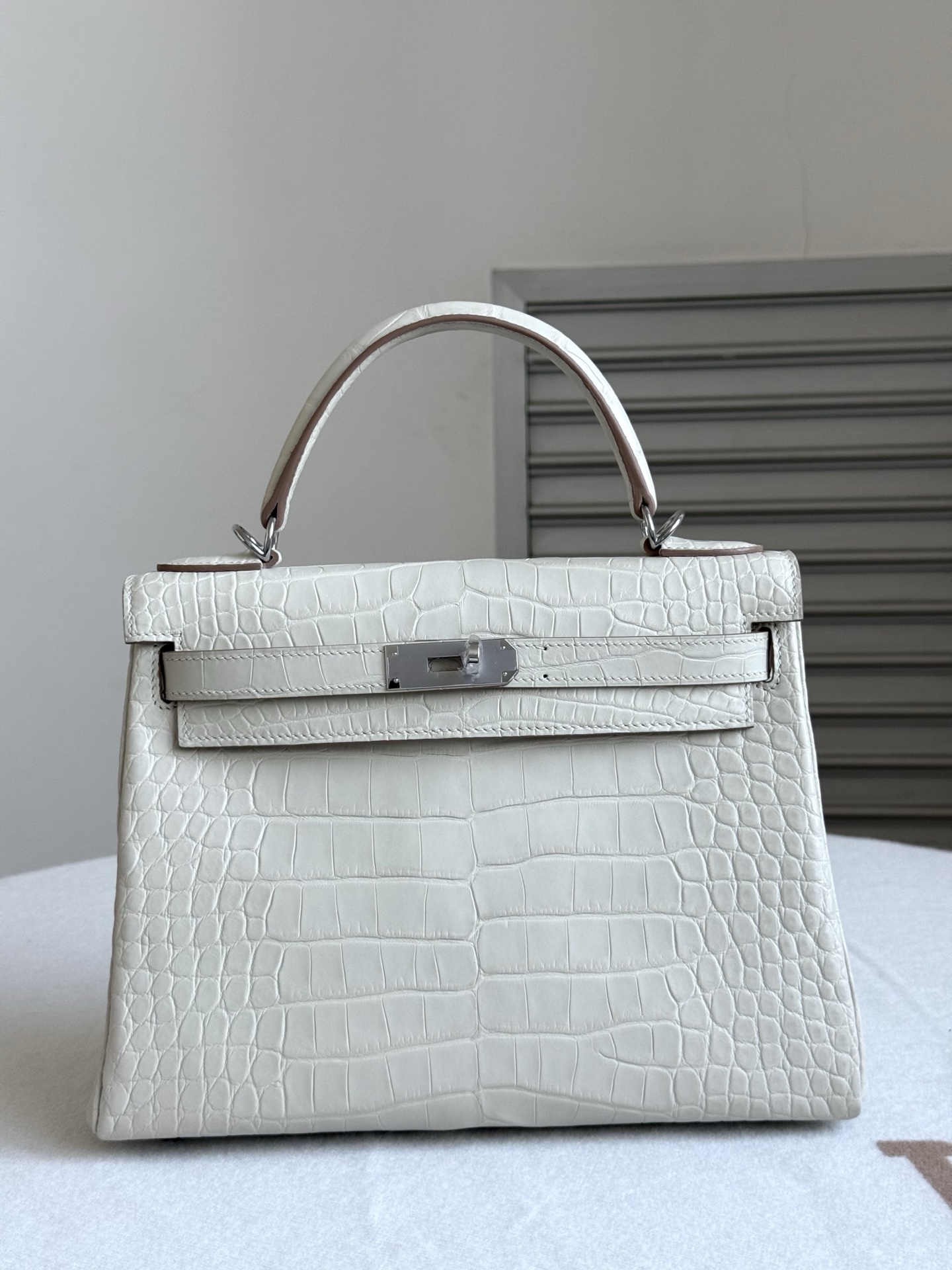 NO:811678,Actual shot of Kelly kelly28, cream white/silver, imported American matte crocodile skin, three belly leather cuts, full set of hand nailed hardware, imported sheepskin lining, hand-stitched wax thread, Hermes, hermes, sheepskin, crocodile skin, Hermes,19860909现货实拍凯莉kelly28 奶油白/银 进口美洲雾面鳄鱼皮 三张正肚子皮开料 全套手打钉五金 内里进口羊皮内里 手缝蜡线,爱马仕,hermes,sheepskin,crocodile skin,Hermes,,Bag