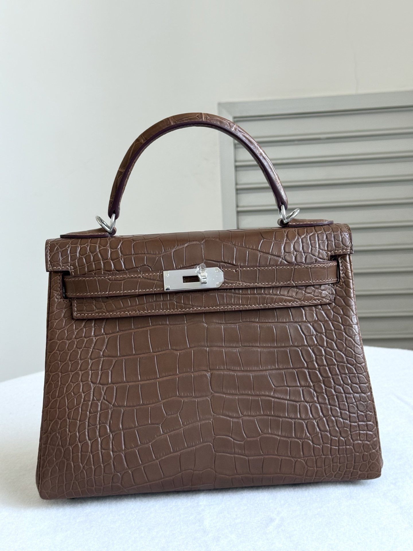 NO:811667,Actual shot of Kelly kelly28, chestnut color/silver, imported American matte crocodile skin, three belly leather cuts, full set of hand-nailed hardware, imported sheepskin lining, hand-stitched wax thread, Hermes, hermes, sheepskin, crocodile skin, Hermes,19860909现货实拍凯莉kelly28 栗子色/银 进口美洲雾面鳄鱼皮 三张正肚子皮开料 全套手打钉五金 内里进口羊皮内里 手缝蜡线,爱马仕,hermes,sheepskin,crocodile skin,Hermes,,Bag