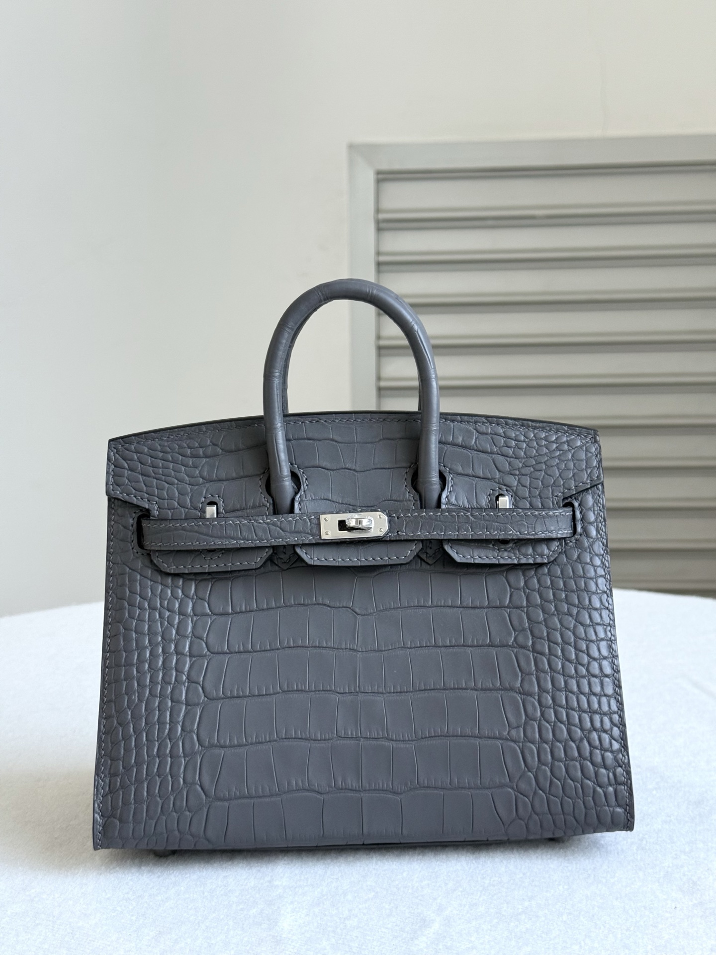 NO:713918,Newly available Birkin20 graphite gray/silver buckle, imported American matte crocodile skin, three front belly cuts, all-steel hardware, hand-made copper nails, imported sheepskin lining, hand-stitched wax thread, Hermes, hermes, sheepskin, crocodile skin, Hermes,19860909新出现货Birkin20 石墨灰/银扣 进口美洲雾面鳄鱼皮 三张正肚皮开料 全钢五金 手打铜钉 内里配进口羊皮 手缝蜡线,爱马仕,hermes,sheepskin,crocodile skin,Hermes,,Bag