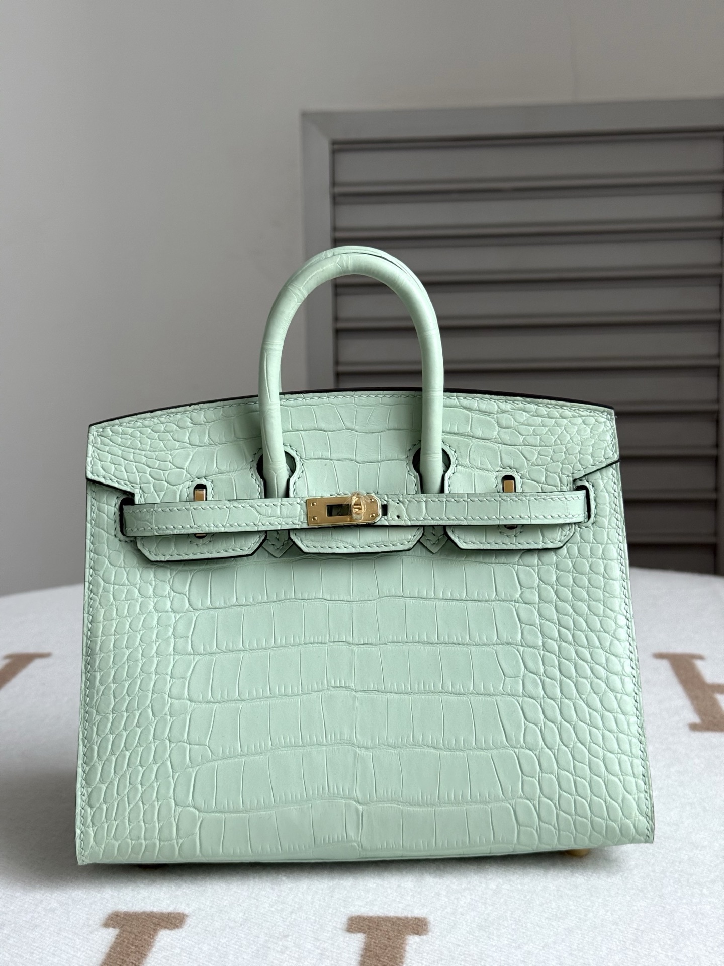 NO:713921,Newly available Birkin20 mint green/gold buckle, imported American matte crocodile skin, three front belly cuts, all-steel hardware, hand-made copper nails, imported sheepskin lining, hand-stitched wax thread, Hermes, hermes, sheepskin, crocodile skin, Hermes,19860909新出现货Birkin20 薄荷绿/金扣 进口美洲雾面鳄鱼皮 三张正肚皮开料 全钢五金 手打铜钉 内里配进口羊皮 手缝蜡线,爱马仕,hermes,sheepskin,crocodile skin,Hermes,,Bag