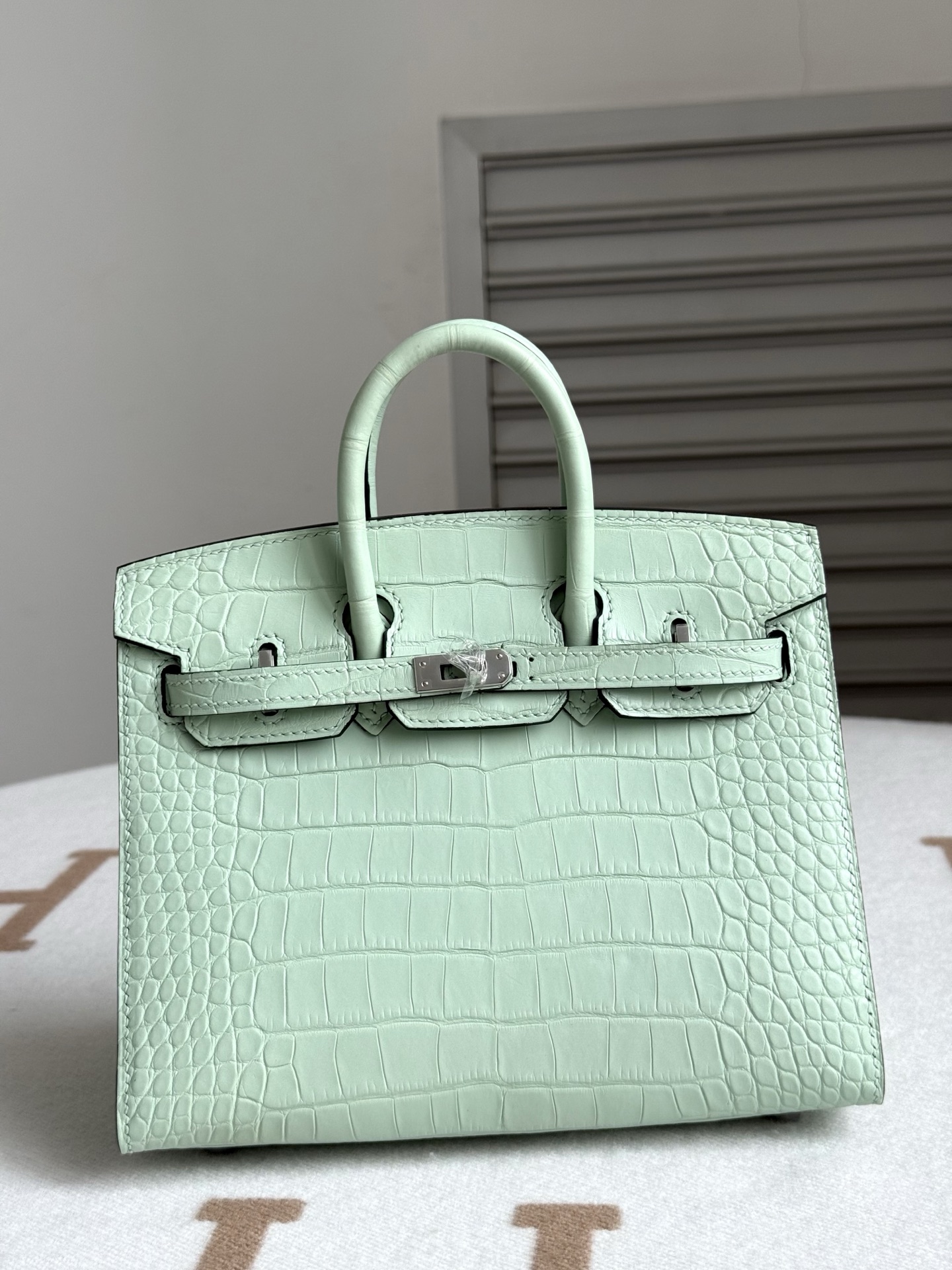NO:713924,Newly available Birkin20 mint green/silver buckle, imported American matte crocodile skin, three front belly cuts, all-steel hardware, hand-made copper nails, imported sheepskin lining, hand-stitched wax thread, Hermes, hermes, sheepskin, crocodile skin, Hermes,19860909新出现货Birkin20 薄荷绿/银扣 进口美洲雾面鳄鱼皮 三张正肚皮开料 全钢五金 手打铜钉 内里配进口羊皮 手缝蜡线,爱马仕,hermes,sheepskin,crocodile skin,Hermes,,Bag