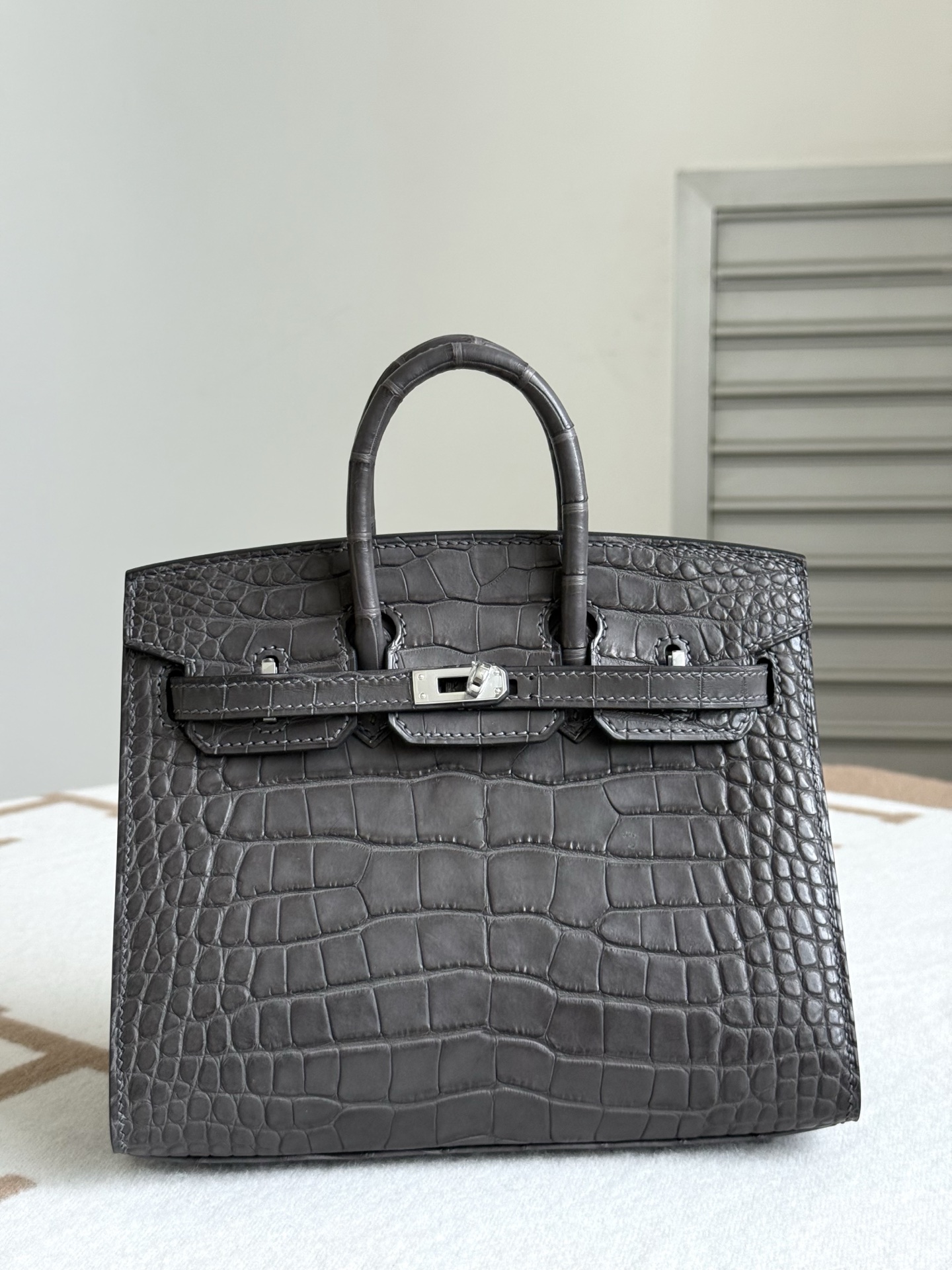 NO:713927,Newly available Birkin20 graphite gray/silver buckle, imported American matte crocodile skin, three front belly cuts, all-steel hardware, hand-made copper nails, imported sheepskin lining, hand-stitched wax thread, Hermes, hermes, sheepskin, crocodile skin, Hermes,19860909新出现货Birkin20 石墨灰/银扣 进口美洲雾面鳄鱼皮 三张正肚皮开料 全钢五金 手打铜钉 内里配进口羊皮 手缝蜡线,爱马仕,hermes,sheepskin,crocodile skin,Hermes,,Bag