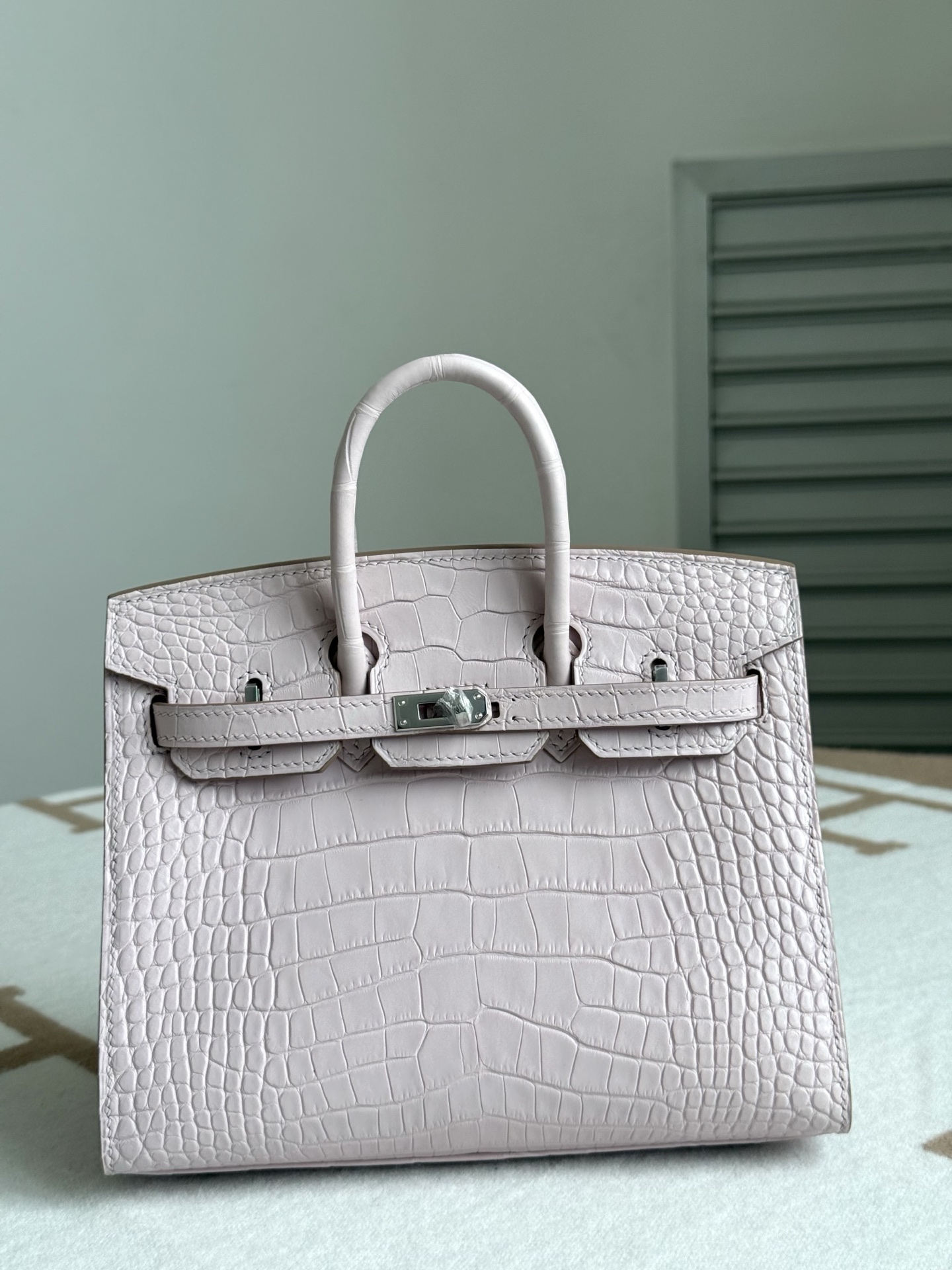 NO:713904,Newly available Birkin20, fantasy pink purple/silver buckle, imported American matte crocodile skin, three front belly cuts, all-steel hardware, hand-made copper nails, imported sheepskin lining, hand-stitched wax thread, Hermes, hermes, sheepskin, crocodile skin, Hermes,19860909新出现货Birkin20 梦幻粉紫/银扣 进口美洲雾面鳄鱼皮 三张正肚皮开料 全钢五金 手打铜钉 内里配进口羊皮 手缝蜡线,爱马仕,hermes,sheepskin,crocodile skin,Hermes,,Bag