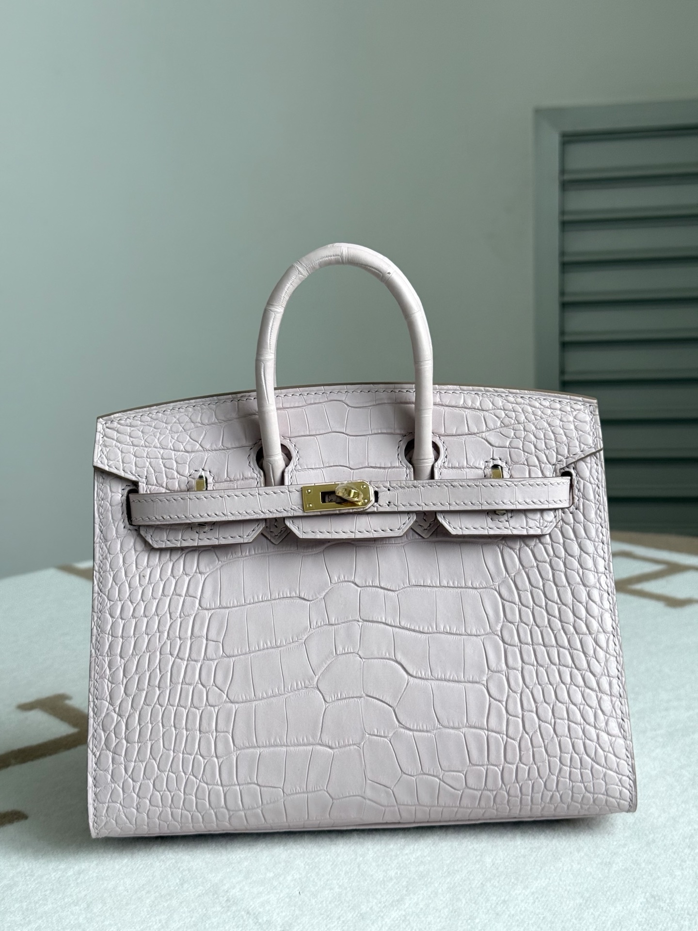 NO:713907,Newly available Birkin20, dreamy pink purple/gold buckle, imported American matte crocodile skin, three front belly cuts, all-steel hardware, hand-made copper nails, imported sheepskin lining, hand-stitched wax thread, Hermes, hermes, sheepskin, crocodile skin, Hermes,19860909新出现货Birkin20 梦幻粉紫/金扣 进口美洲雾面鳄鱼皮 三张正肚皮开料 全钢五金 手打铜钉 内里配进口羊皮 手缝蜡线,爱马仕,hermes,sheepskin,crocodile skin,Hermes,,Bag