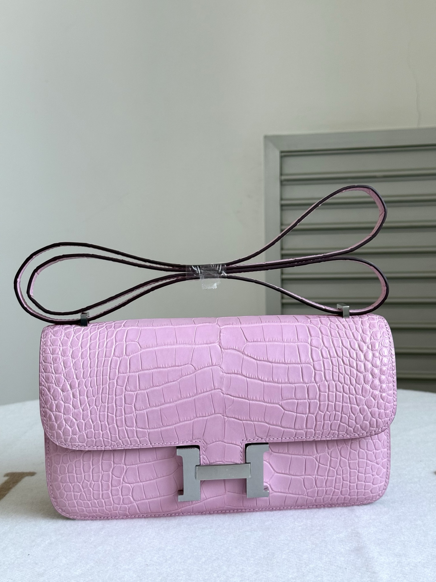 NO:763921,Actual shot of Kangkang 26 stewardess bag, cherry blossom pink/silver buckle, imported matte American crocodile skin, imported sheepskin lining, fully hand-stitched beeswax thread, all-steel hardware, Hermes, hermes, sheepskin, crocodile skin, Hermes,19860909现货实拍康康26空姐包 樱花粉/银扣 进口雾面美洲鳄鱼皮 内里配进口羊皮 全手缝蜜蜡线 全钢五金,爱马仕,hermes,sheepskin,crocodile skin,Hermes,,Bag