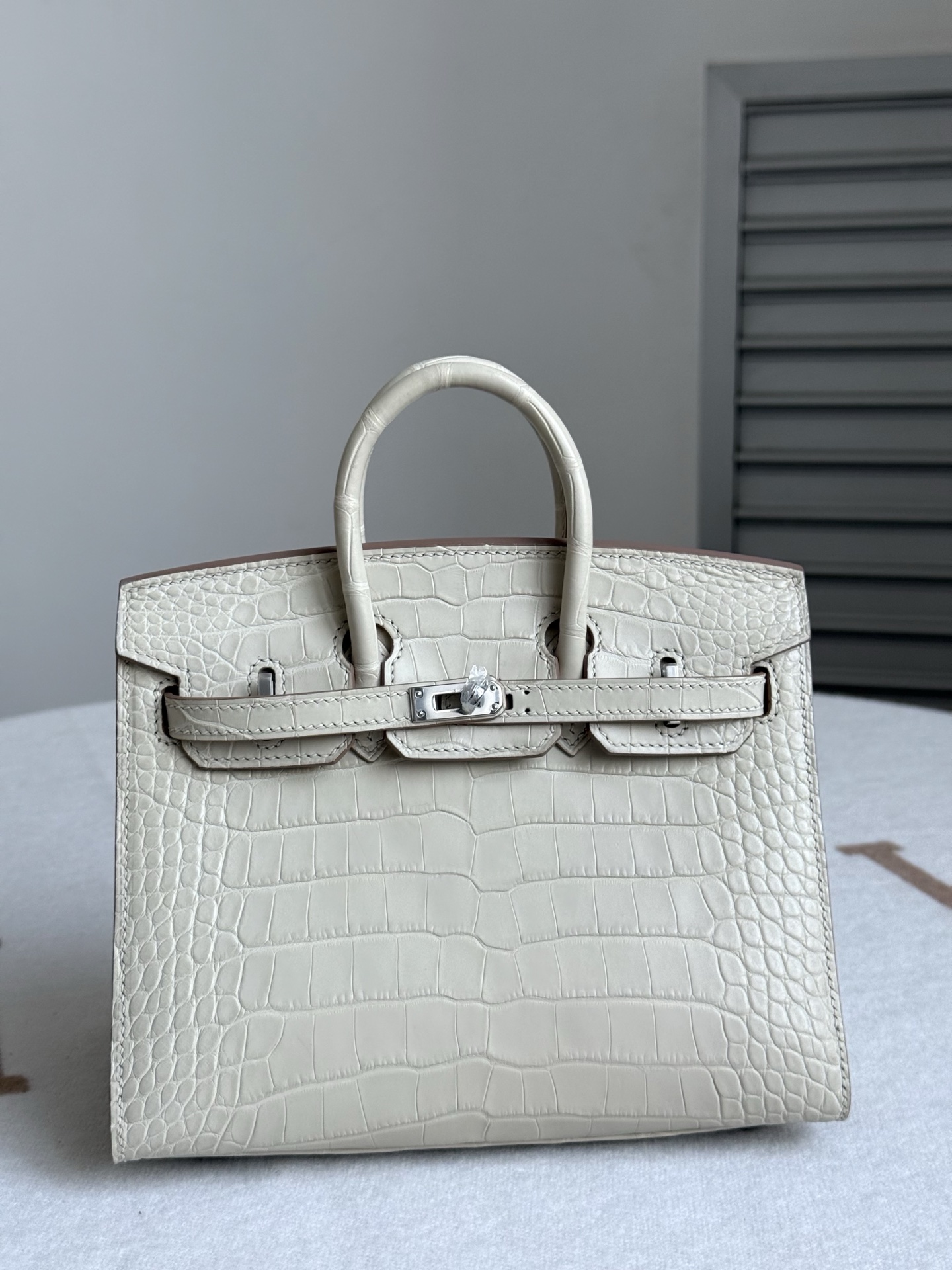 NO:713912,Actual Birkin 20 in stock, glacier white/silver buckle, imported American matte crocodile skin, three front belly cuts, all-steel hardware, hand-made copper nails, imported sheepskin lining, hand-stitched wax thread, Hermes, hermes, sheepskin, crocodile skin, Hermes,19860909现货实拍Birkin20 冰川白/银扣 进口美洲雾面鳄鱼皮 三张正肚皮开料 全钢五金 手打铜钉 内里配进口羊皮 手缝蜡线,爱马仕,hermes,sheepskin,crocodile skin,Hermes,,Bag