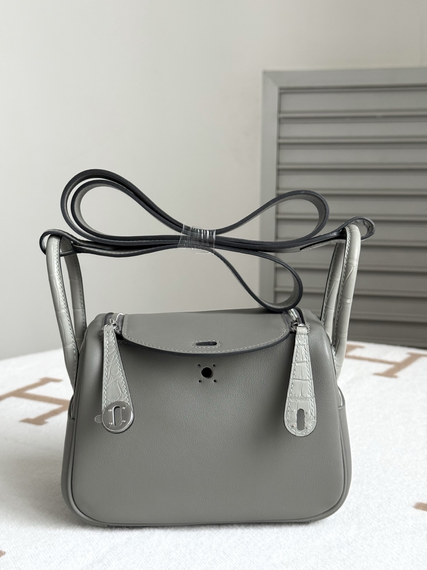 NO:879453,Actual shot in stock, mini Lindy 19cm, American matte crocodile leather and swift leather, hand-stitched wax thread, all-steel hardware, hand-nailed, lining sheepskin, Hermes, stuart weitzman, sheepskin, crocodile skin, Hermes,19860909现货实拍 mini 琳迪 19cm 美洲雾面鳄鱼皮拼swift皮 手缝蜡线 全钢五金 手打钉 内里羊皮,爱马仕,hermes,stuart weitzman,sheepskin,crocodile skin,Hermes,,Bag