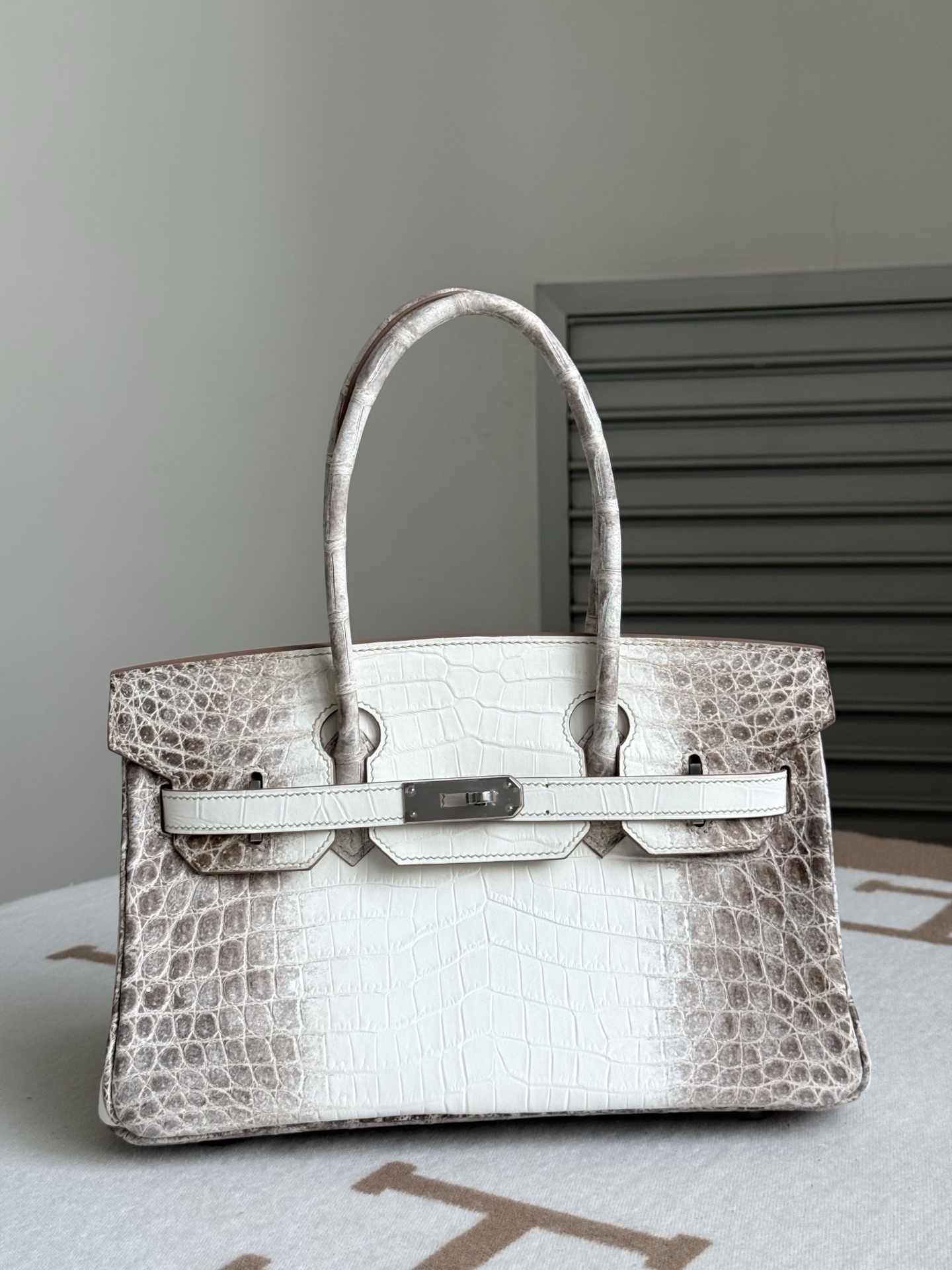 NO:763900,Newly available Birkin shoulder 29cm imported Nile two-point crocodile skin, Himalayan white, three matching skins, imported sheepskin lining, full set of hand-nailed hardware, hand-sewn beeswax thread production [love], Hermes, hermes, sheepskin, crocodile skin, Hermes,19860909新出现货Birkin shoulder29cm 进口尼罗两点鳄鱼皮,喜马拉雅白,对版三张皮开料,内里配进口羊皮,全套手打钉五金,手缝蜜蜡线制做[爱心],爱马仕,hermes,sheepskin,crocodile skin,Hermes,,Bag