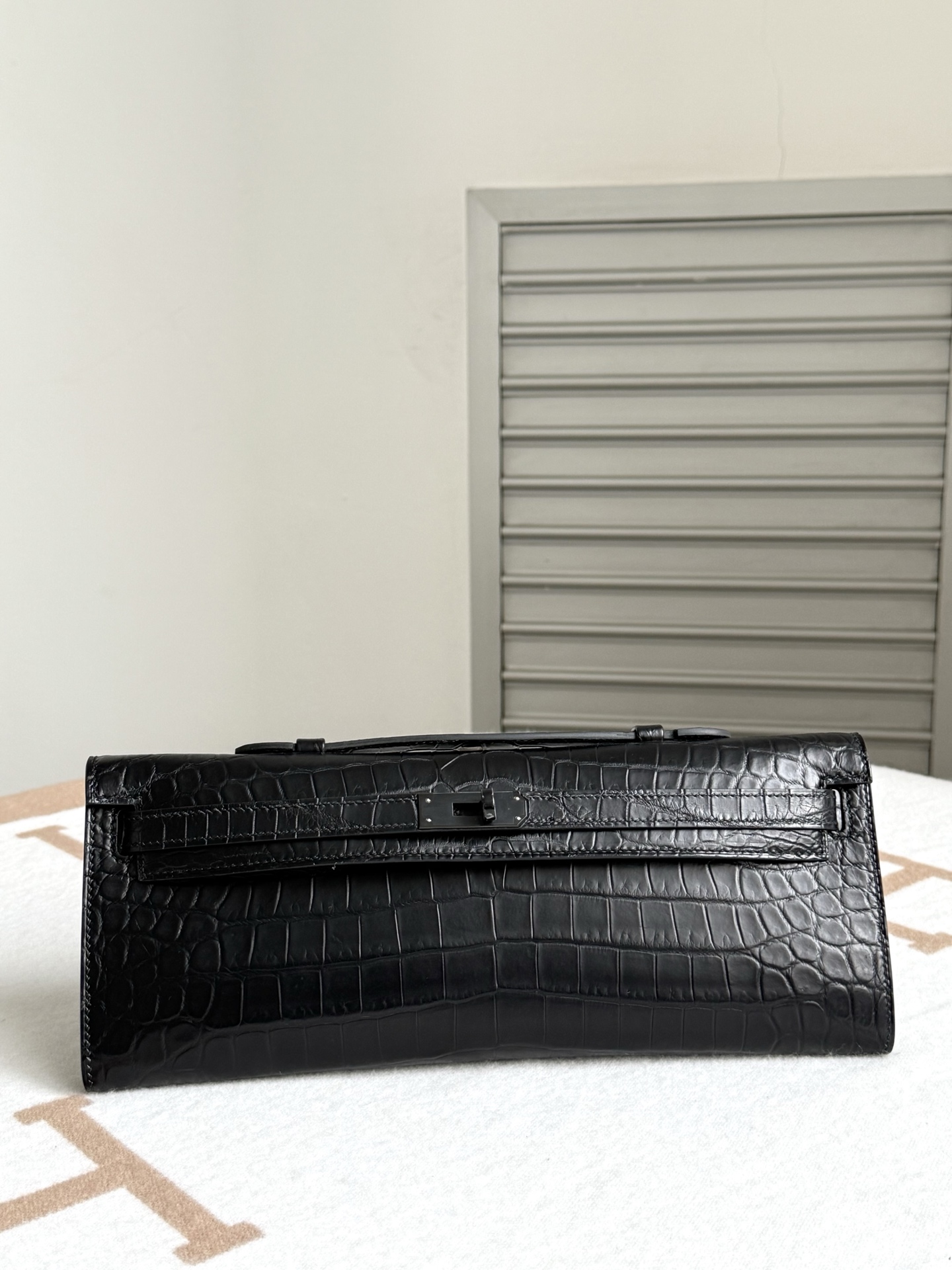 NO:763896,Newly available H Kelly handbag 31CM black/black buckle imported Nile matte crocodile skin with imported sheepskin lining all steel hardware hand nailed top hand sewing wax thread, Hermes, hermes, sheepskin, crocodile skin, Hermes,19860909新出现货H家凯利手包31CM 黑色/黑扣 进口尼罗雾面鳄鱼皮 内里配进口羊皮 全钢五金 手打钉 顶级手缝蜡线,爱马仕,hermes,sheepskin,crocodile skin,Hermes,,Bag