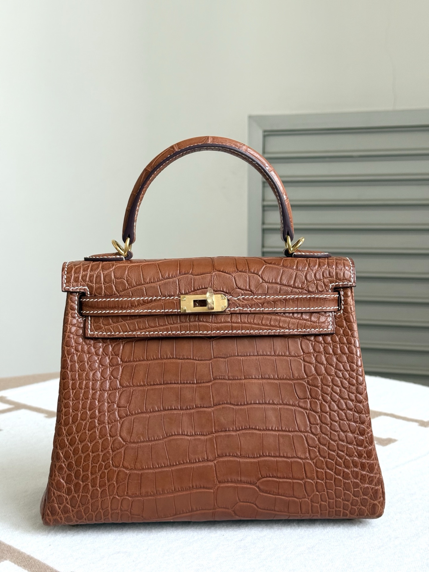NO:811929,Newly available Kelly 25 saddle color, imported matte American crocodile skin, three matched leathers, imported sheepskin lining, all-steel hardware, hand-made nails, top-quality hand-stitched wax thread, Hermes, hermes, sheepskin, crocodile skin, Hermes,19860909新出现货凯莉 kelly 25 马鞍色 进口雾面美洲鳄鱼皮 对版三张皮 内里配进口羊皮 全钢五金 手打钉 顶级手缝蜡线,爱马仕,hermes,sheepskin,crocodile skin,Hermes,,Bag