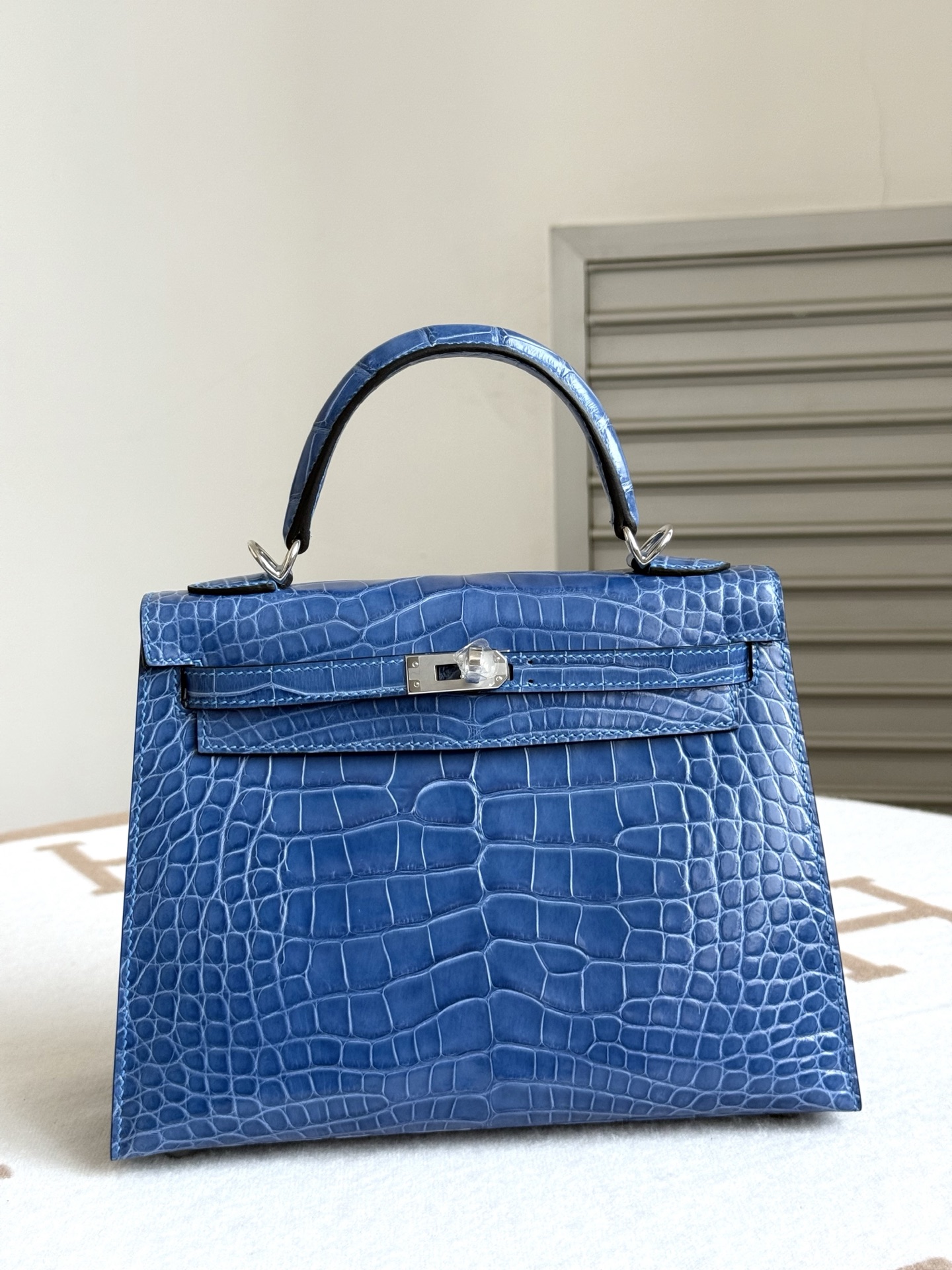NO:811934,Newly available Kelly kelly 25 blue imported hc glossy American crocodile skin three matched leathers with imported sheepskin lining all steel hardware hand nailed top hand sewing wax thread, Hermes, hermes, sheepskin, crocodile skin, Hermes,19860909新出现货凯莉 kelly 25 蓝色 进口hc亮面美洲鳄鱼皮 对版三张皮 内里配进口羊皮 全钢五金 手打钉 顶级手缝蜡线,爱马仕,hermes,sheepskin,crocodile skin,Hermes,,Bag