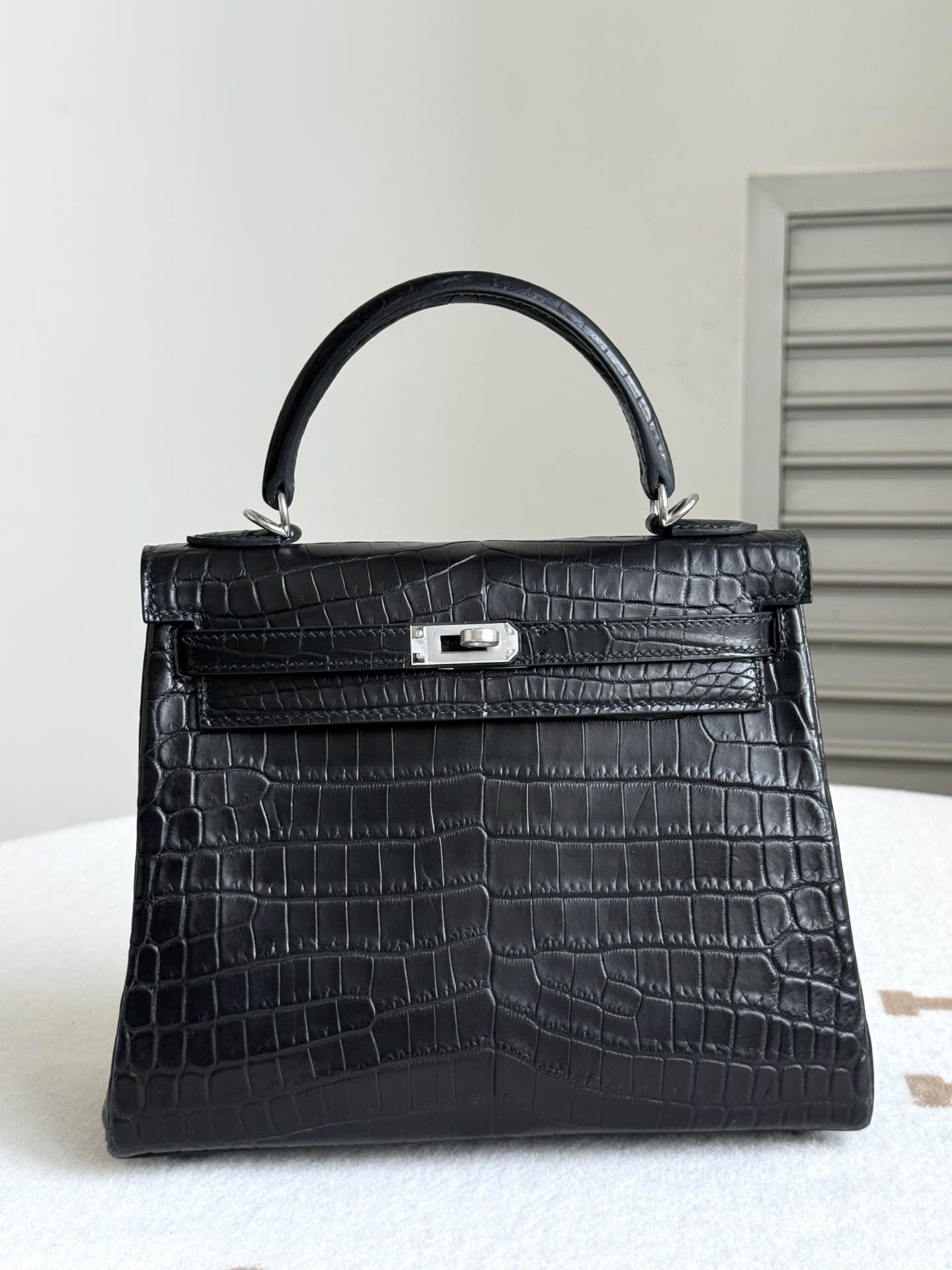 NO:852447,kelly25 imported Nile matte crocodile skin, black, three front belly cuts, imported sheepskin lining, full set of hand-nailed hardware [color], Hermes, hermes, sheepskin, crocodile skin, Hermes,19860909kelly25进口尼罗雾面鳄鱼皮,黑色,对版三张正肚皮开料,内里配进口羊皮,全套手打钉五金[色],爱马仕,hermes,sheepskin,crocodile skin,Hermes,,Bag