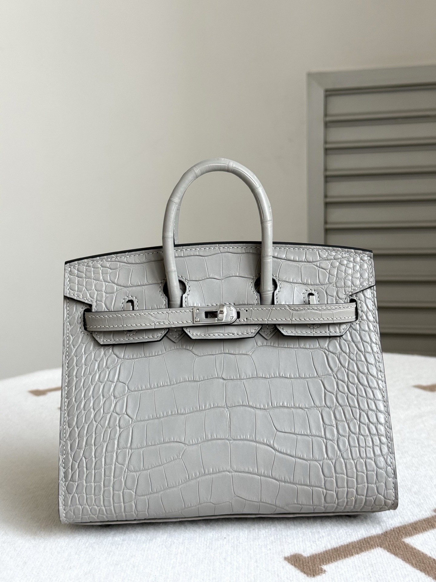 NO:851804,Newly available Birkin20 pearl gray/silver imported American matte crocodile skin three front belly cuts all steel hardware hand-made copper nails lining with imported sheepskin hand-stitched wax thread, Hermes, hermes, sheepskin, crocodile skin, Hermes,19860909新出现货Birkin20 珍珠灰/银 进口美洲雾面鳄鱼皮 三张正肚皮开料 全钢五金 手打铜钉 内里配进口羊皮 手缝蜡线,爱马仕,hermes,sheepskin,crocodile skin,Hermes,,Bag