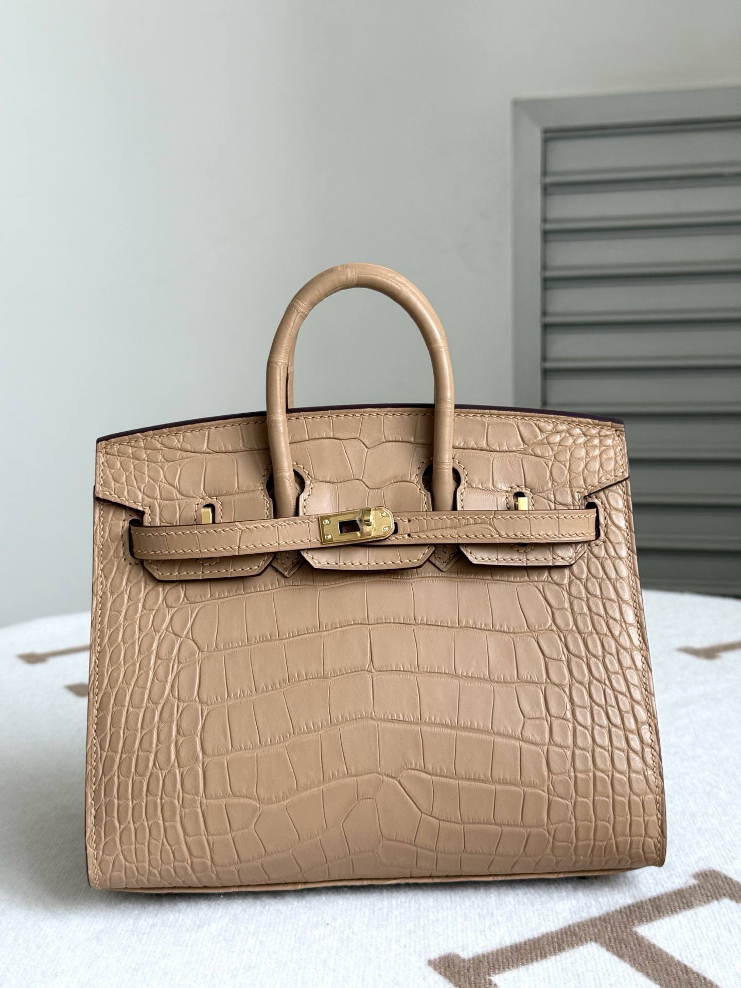 NO:851794,Newly available Birkin20, milk tea color/gold, imported American matte crocodile skin, three front belly cuts, all-steel hardware, hand-made copper nails, imported sheepskin lining, hand-stitched wax thread, Hermes, hermes, sheepskin, crocodile skin, Hermes,19860909新出现货Birkin20 奶茶色/金 进口美洲雾面鳄鱼皮 三张正肚皮开料 全钢五金 手打铜钉 内里配进口羊皮 手缝蜡线,爱马仕,hermes,sheepskin,crocodile skin,Hermes,,Bag