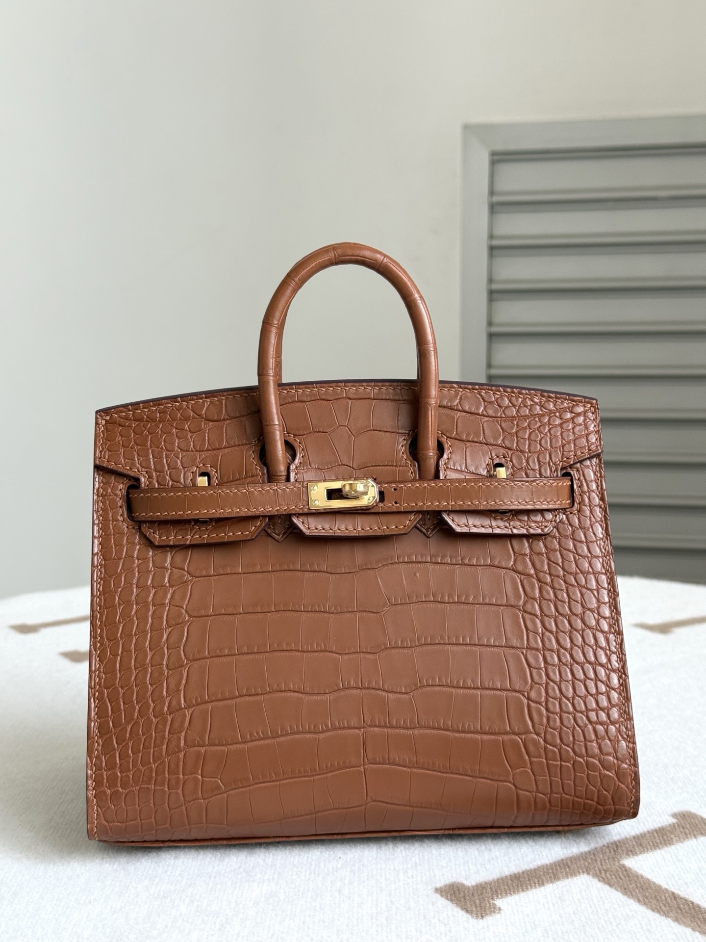 NO:851786,Newly available Birkin20 golden brown/gold imported American matte crocodile skin three front belly cuts all steel hardware hand-made copper nails lining with imported sheepskin hand-stitched wax thread, Hermes, hermes, sheepskin, crocodile skin, Hermes,19860909新出现货Birkin20 金棕/金 进口美洲雾面鳄鱼皮 三张正肚皮开料 全钢五金 手打铜钉 内里配进口羊皮 手缝蜡线,爱马仕,hermes,sheepskin,crocodile skin,Hermes,,Bag
