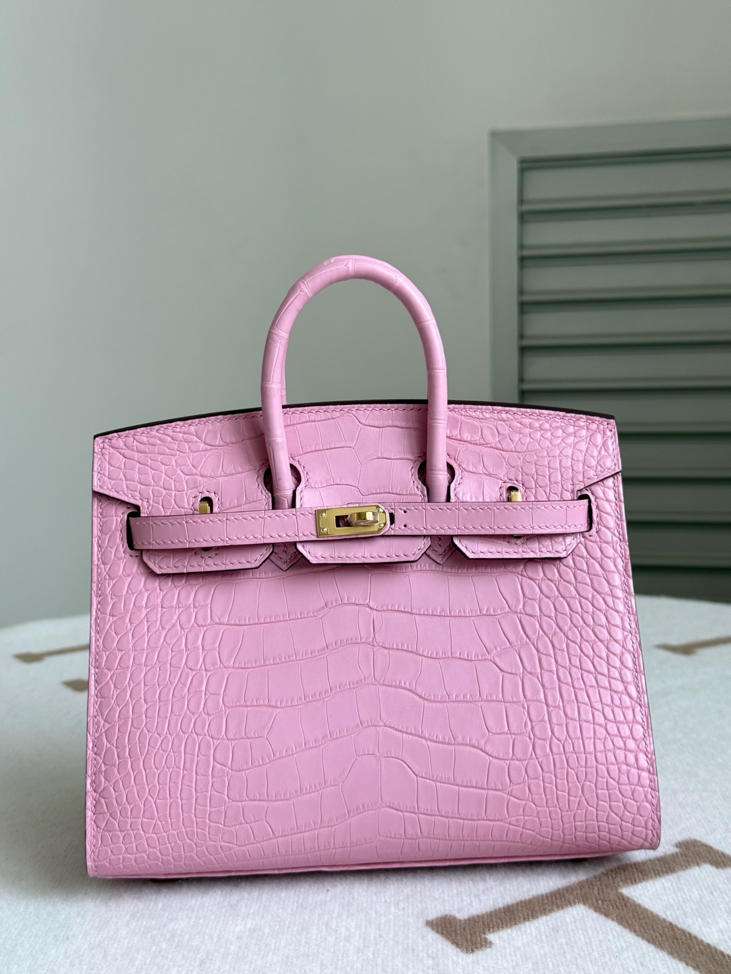 NO:851776,Newly available Birkin20, imported American matte crocodile skin, three front belly cuts, all-steel hardware, hand-made copper nails, imported sheepskin lining, hand-stitched wax thread, Hermes, hermes, sheepskin, crocodile skin, Hermes,19860909新出现货Birkin20 进口美洲雾面鳄鱼皮 三张正肚皮开料 全钢五金 手打铜钉 内里配进口羊皮 手缝蜡线,爱马仕,hermes,sheepskin,crocodile skin,Hermes,,Bag