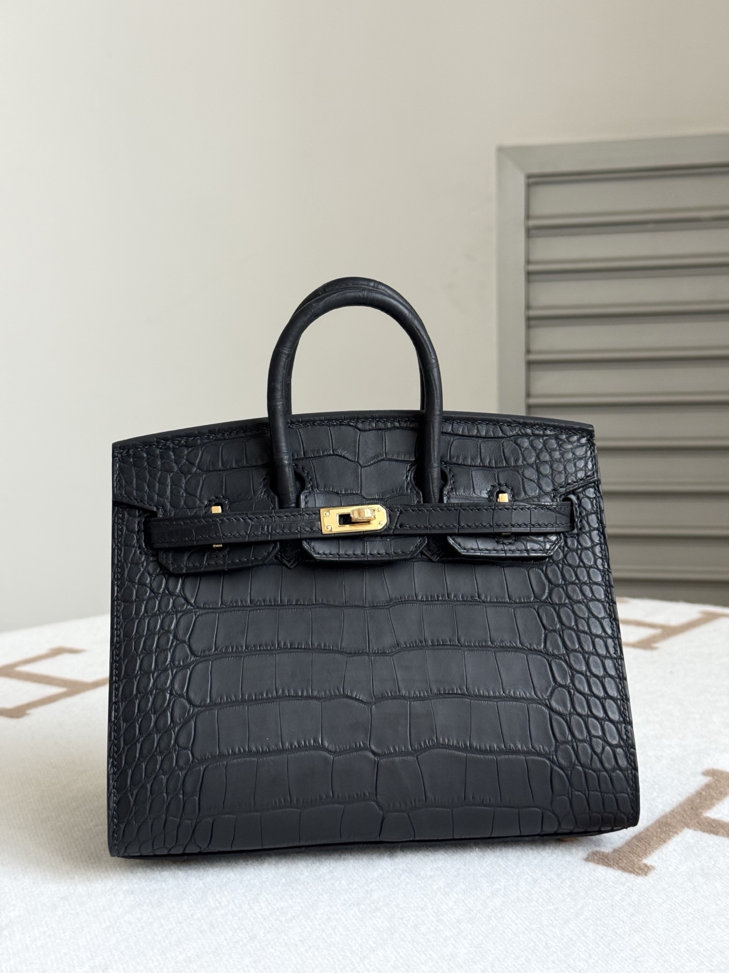 NO:851814,Newly available Birkin20 black/gold imported American matte crocodile skin three front belly cuts all steel hardware hand-made copper nails lining with imported sheepskin hand-stitched wax thread, Hermes, hermes, sheepskin, crocodile skin, Hermes,19860909新出现货Birkin20 黑色/金 进口美洲雾面鳄鱼皮 三张正肚皮开料 全钢五金 手打铜钉 内里配进口羊皮 手缝蜡线,爱马仕,hermes,sheepskin,crocodile skin,Hermes,,Bag