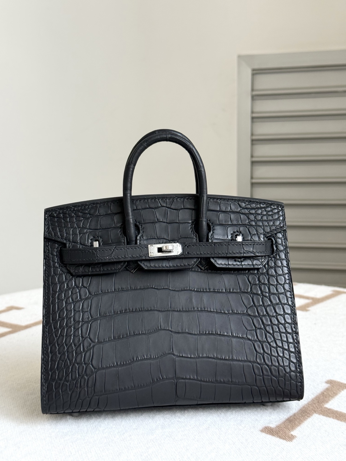NO:851737,Newly available Birkin20 black/silver imported American matte crocodile skin three front belly cuts all steel hardware hand-made copper nails lining with imported sheepskin hand-stitched wax thread, Hermes, hermes, sheepskin, crocodile skin, Hermes,19860909新出现货Birkin20 黑色/银 进口美洲雾面鳄鱼皮 三张正肚皮开料 全钢五金 手打铜钉 内里配进口羊皮 手缝蜡线,爱马仕,hermes,sheepskin,crocodile skin,Hermes,,Bag