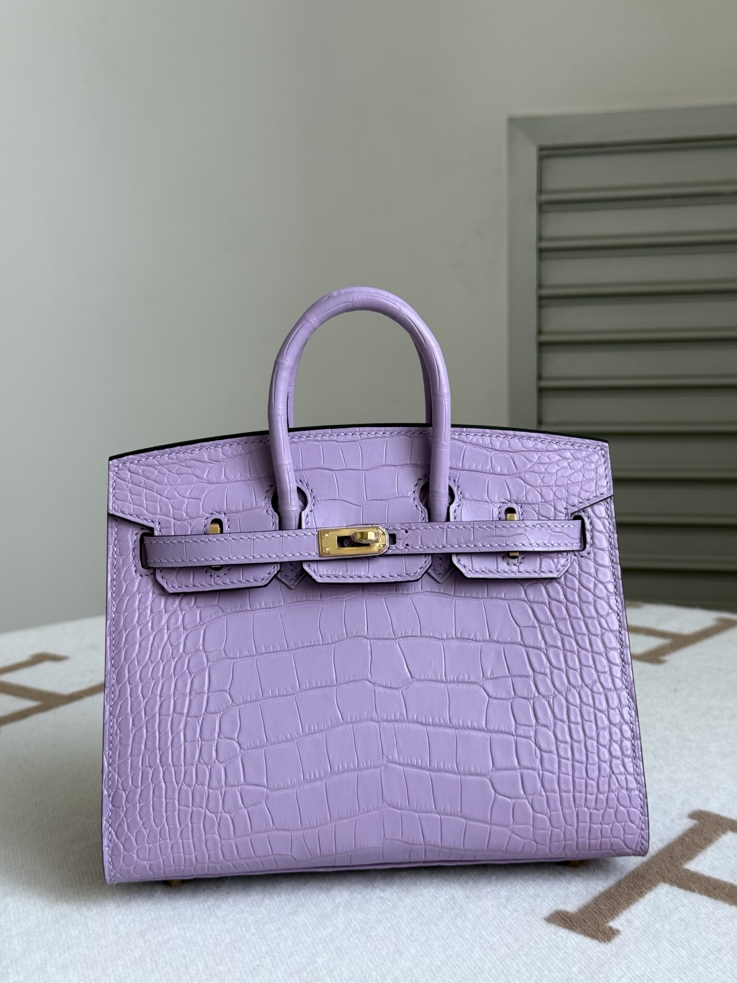 NO:851847,Newly available Birkin20 taro purple/gold imported American matte crocodile skin three front belly cuts all-steel hardware hand-made copper nails lining with imported sheepskin hand-stitched wax thread, Hermes, hermes, sheepskin, crocodile skin, Hermes,19860909新出现货Birkin20 香芋紫/金 进口美洲雾面鳄鱼皮 三张正肚皮开料 全钢五金 手打铜钉 内里配进口羊皮 手缝蜡线,爱马仕,hermes,sheepskin,crocodile skin,Hermes,,Bag
