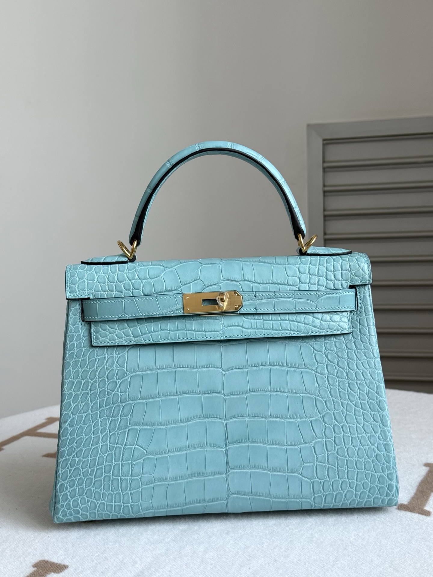 NO:811675,Actual shot of Kelly kelly28, Saint-Cyr blue/gold, imported American matte crocodile skin, three belly leather cuts, full set of hand-nailed hardware, imported sheepskin lining, hand-stitched wax thread, Hermes, hermes, sheepskin, crocodile skin, Hermes,19860909现货实拍凯莉kelly28 圣西尔蓝/金 进口美洲雾面鳄鱼皮 三张正肚子皮开料 全套手打钉五金 内里进口羊皮内里 手缝蜡线,爱马仕,hermes,sheepskin,crocodile skin,Hermes,,Bag