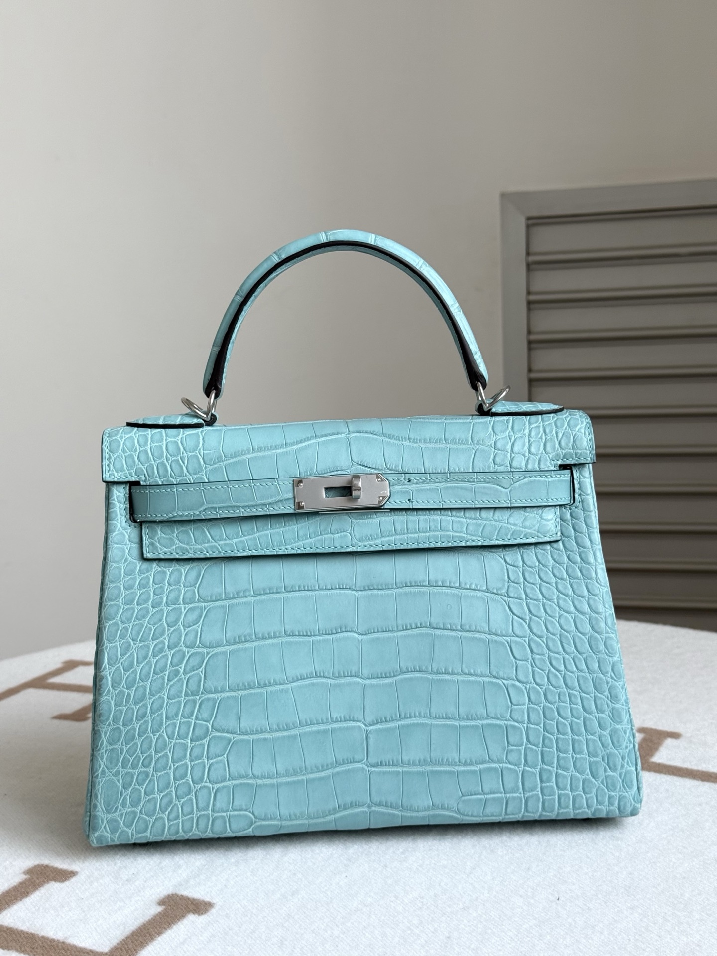 NO:811671,Actual shot of Kelly kelly28, Saint-Cyr blue/silver, imported American matte crocodile skin, three front belly leather cuts, full set of hand-nailed hardware, imported sheepskin lining, hand-stitched wax thread, Hermes, hermes, sheepskin, crocodile skin, Hermes,19860909现货实拍凯莉kelly28 圣西尔蓝/银 进口美洲雾面鳄鱼皮 三张正肚子皮开料 全套手打钉五金 内里进口羊皮内里 手缝蜡线,爱马仕,hermes,sheepskin,crocodile skin,Hermes,,Bag