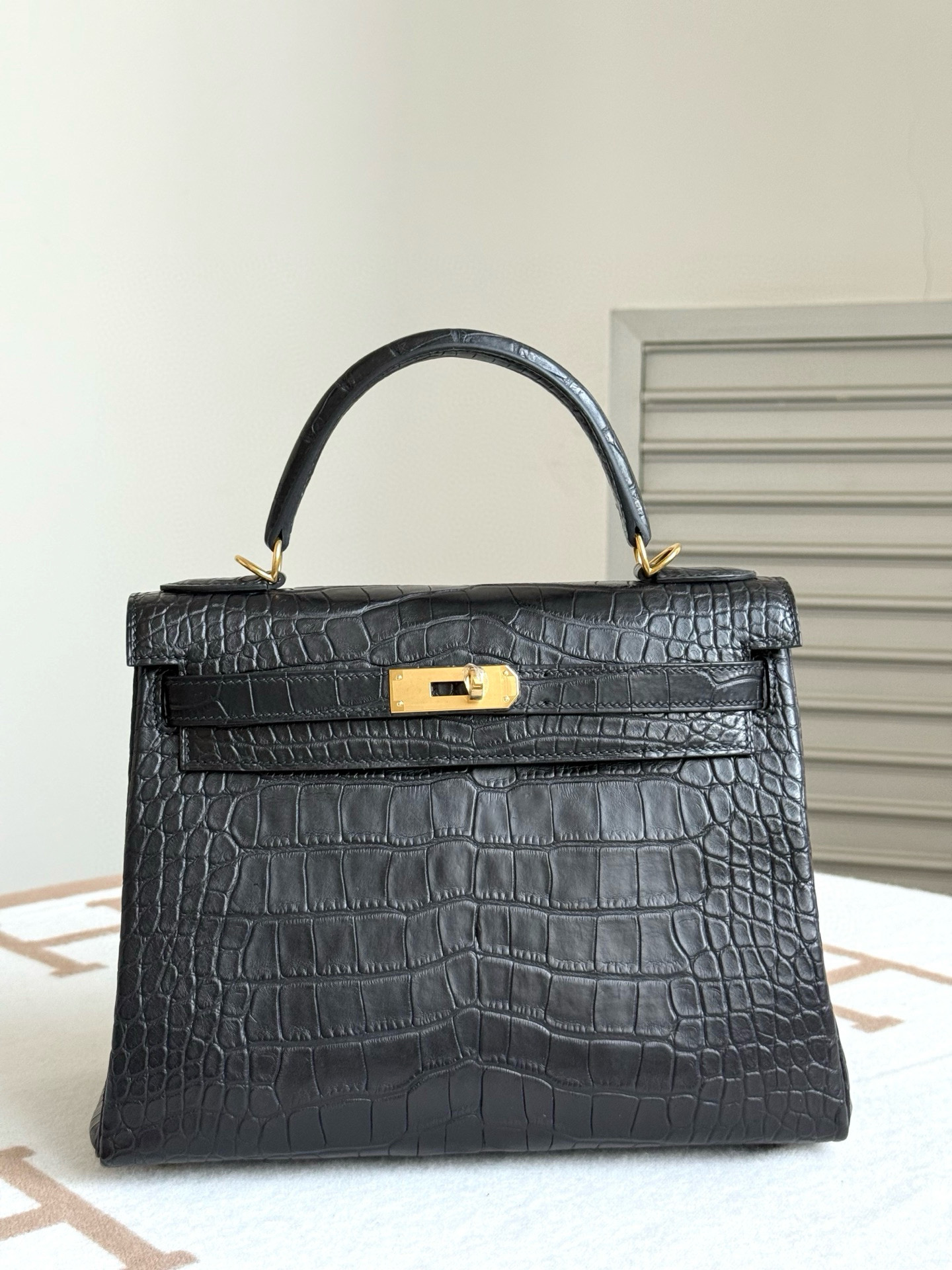 NO:811686,Actual shot of Kelly kelly28, black/gold, imported American matte crocodile skin, three belly leather cuts, full set of hand-nailed hardware, imported sheepskin lining, hand-stitched wax thread, Hermes, hermes, sheepskin, crocodile skin, Hermes,19860909现货实拍凯莉kelly28 黑色/金 进口美洲雾面鳄鱼皮 三张正肚子皮开料 全套手打钉五金 内里进口羊皮内里 手缝蜡线,爱马仕,hermes,sheepskin,crocodile skin,Hermes,,Bag