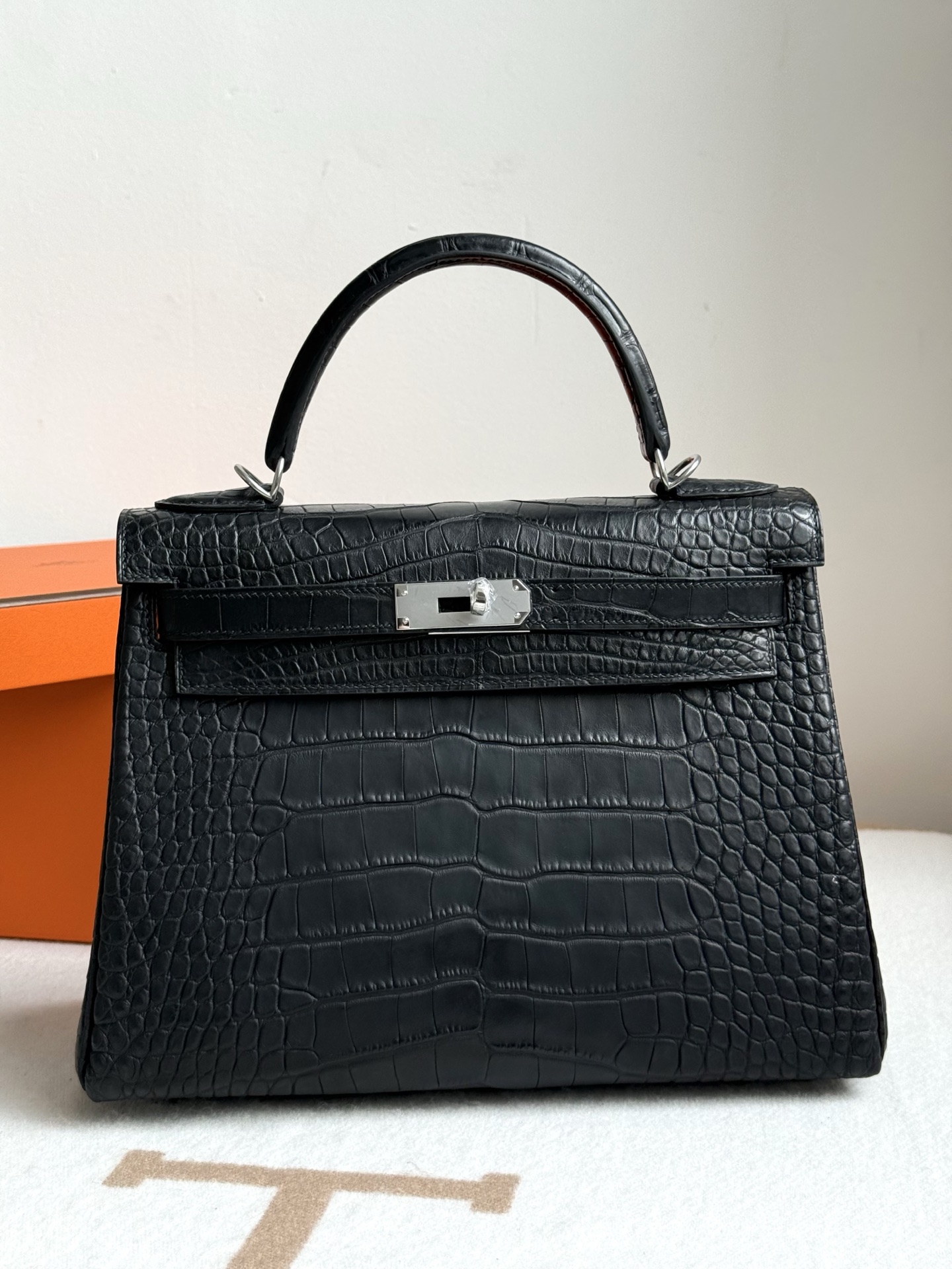 NO:811682,Actual shot of Kelly kelly28, black/silver, imported American matte crocodile skin, three belly leather cuts, full set of hand-nailed hardware, imported sheepskin lining, hand-stitched wax thread, Hermes, hermes, sheepskin, crocodile skin, Hermes,19860909现货实拍凯莉kelly28 黑色/银 进口美洲雾面鳄鱼皮 三张正肚子皮开料 全套手打钉五金 内里进口羊皮内里 手缝蜡线,爱马仕,hermes,sheepskin,crocodile skin,Hermes,,Bag