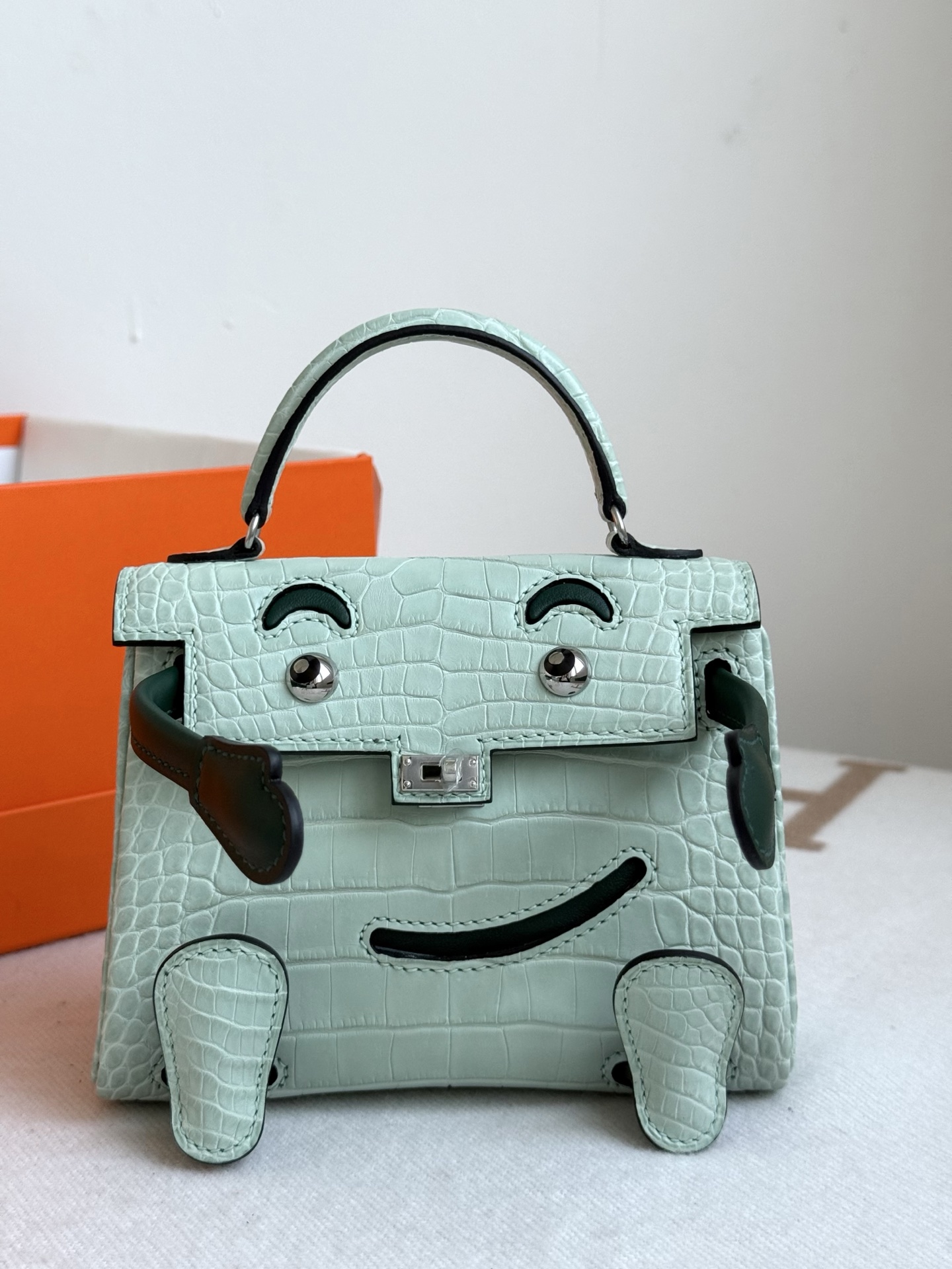 NO:763902,New arrival Kelly doll Millennium doll bag 16cm imported American matte crocodile skin cute beeswax thread sewing pure steel hardware hand-made copper nails, Hermes, hermes, crocodile skin, Hermes,19860909新出现货Kelly doll千禧娃娃包16cm 进口美洲雾面鳄鱼皮 可可爱爱 蜜蜡线缝制 纯钢五金 手打铜钉,爱马仕,hermes,crocodile skin,Hermes,,Bag