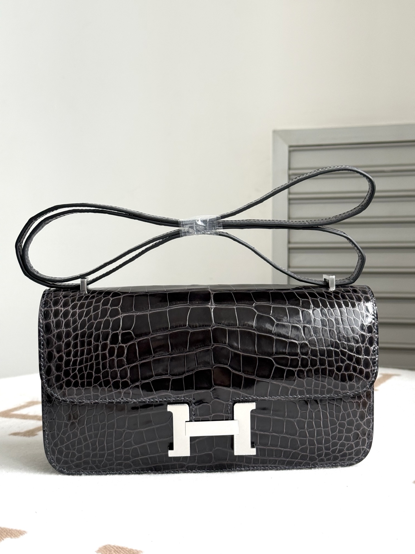 NO:763910,Real shot Kangkang 26 stewardess bag, black/silver, imported glossy American crocodile skin, imported sheepskin lining, fully hand-stitched with beeswax thread, all-steel hardware, Hermes, hermes, sheepskin, crocodile skin, Hermes,19860909现货实拍康康26空姐包 黑色/银 进口亮面美洲鳄鱼皮 内里配进口羊皮 全手缝蜜蜡线 全钢五金,爱马仕,hermes,sheepskin,crocodile skin,Hermes,,Bag