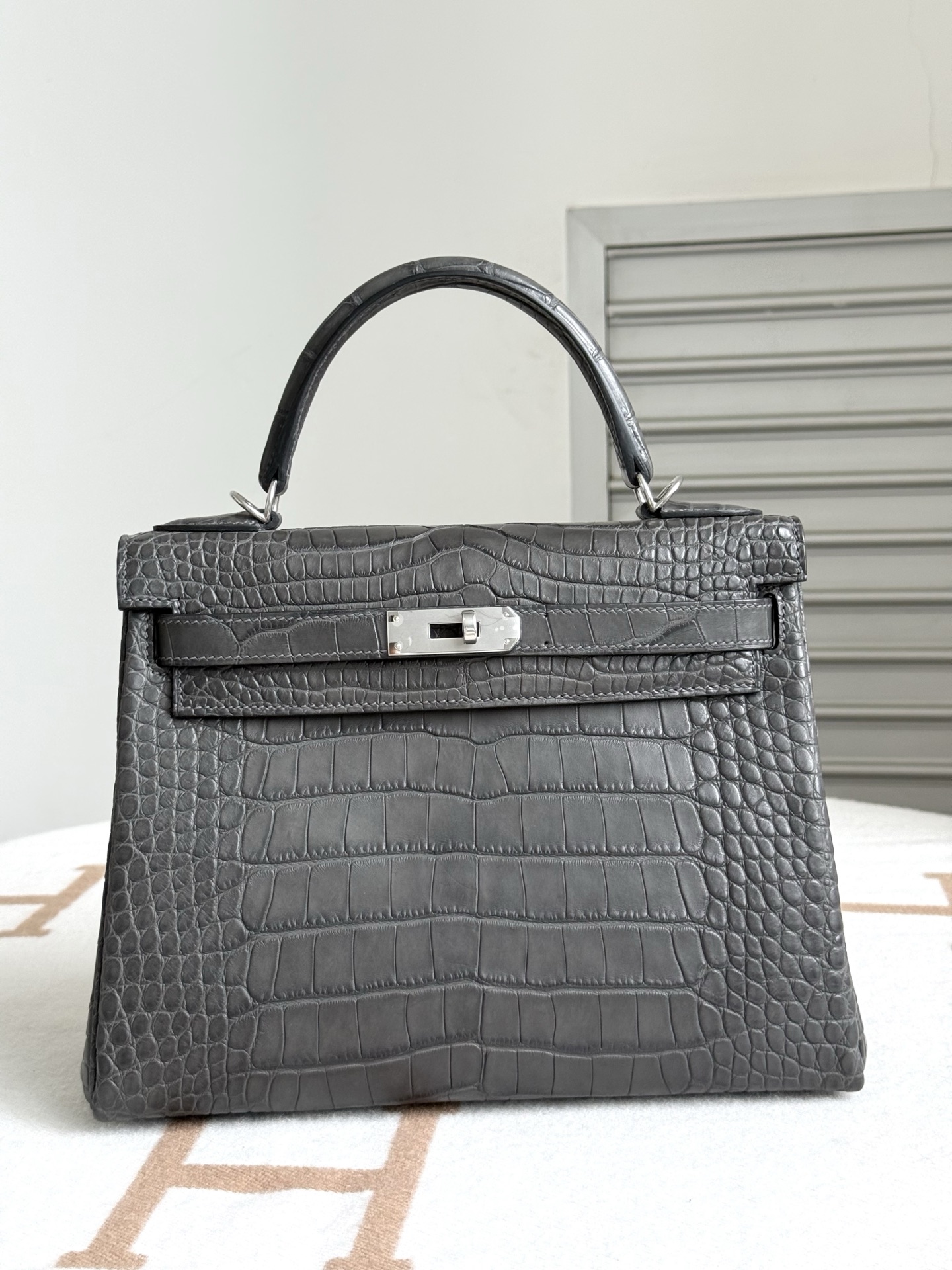 NO:811659,Actual shot of Kelly kelly28, graphite gray/silver, imported American matte crocodile skin, three belly leather cuts, full set of hand-nailed hardware, imported sheepskin lining, hand-stitched wax thread, Hermes, hermes, sheepskin, crocodile skin, Hermes,19860909现货实拍凯莉kelly28 石墨灰/银 进口美洲雾面鳄鱼皮 三张正肚子皮开料 全套手打钉五金 内里进口羊皮内里 手缝蜡线,爱马仕,hermes,sheepskin,crocodile skin,Hermes,,Bag