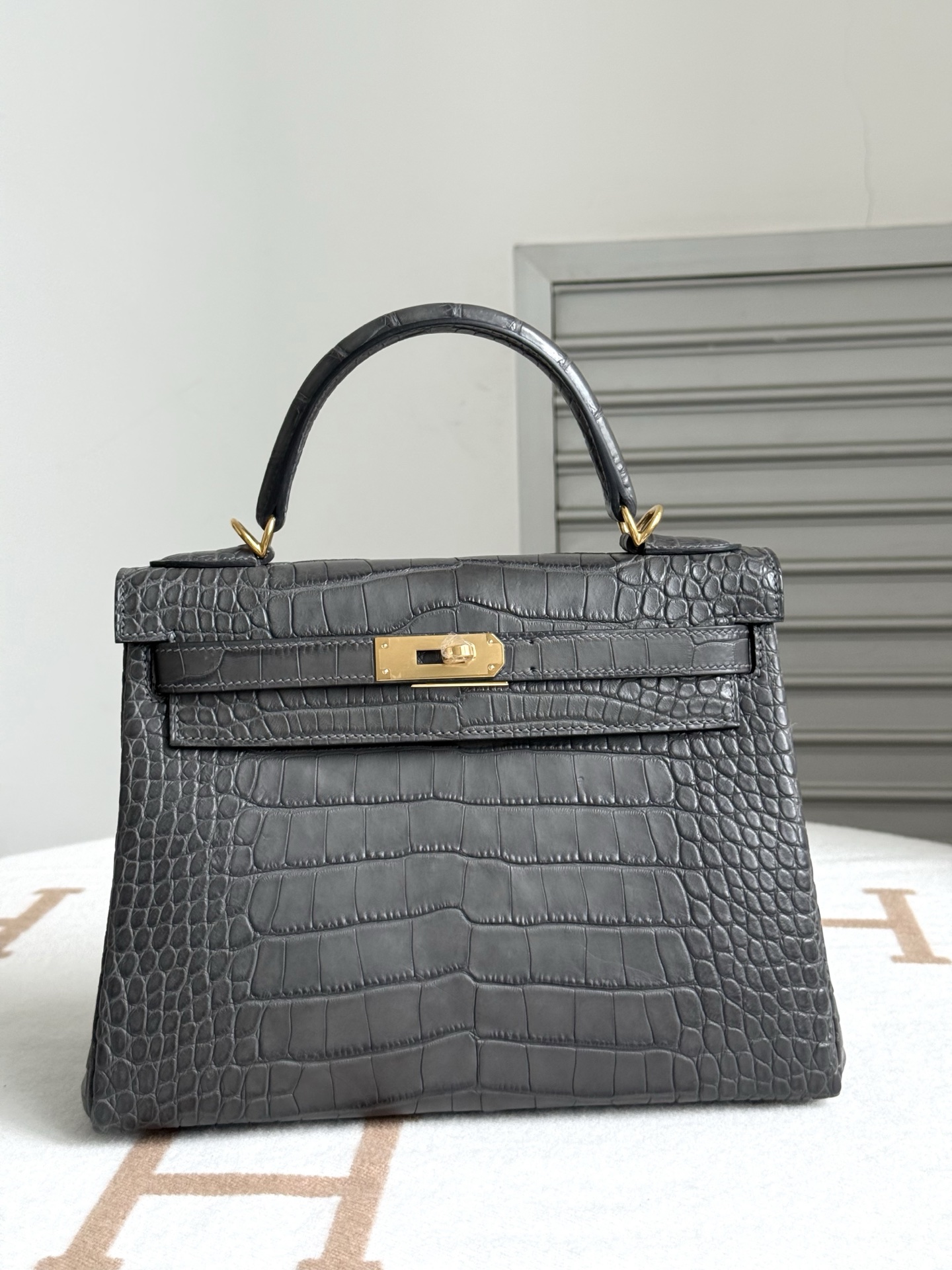 NO:811663,Actual shot of Kelly kelly28, graphite gray/gold, imported American matte crocodile skin, three belly leather cuts, full set of hand-nailed hardware, imported sheepskin lining, hand-stitched wax thread, Hermes, hermes, sheepskin, crocodile skin, Hermes,19860909现货实拍凯莉kelly28 石墨灰/金 进口美洲雾面鳄鱼皮 三张正肚子皮开料 全套手打钉五金 内里进口羊皮内里 手缝蜡线,爱马仕,hermes,sheepskin,crocodile skin,Hermes,,Bag